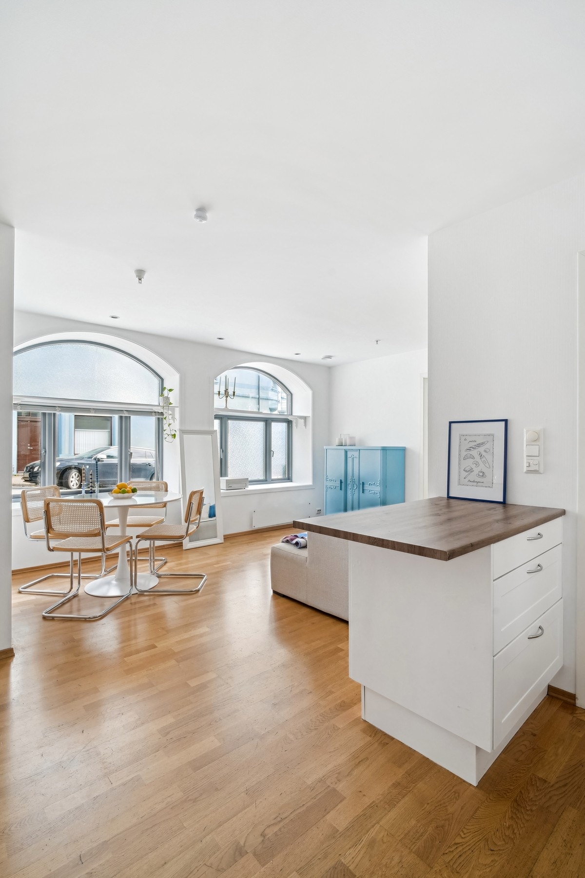 Det er downlights i himlingen - dette er gjennomgående for leiligheten. Galleribilde