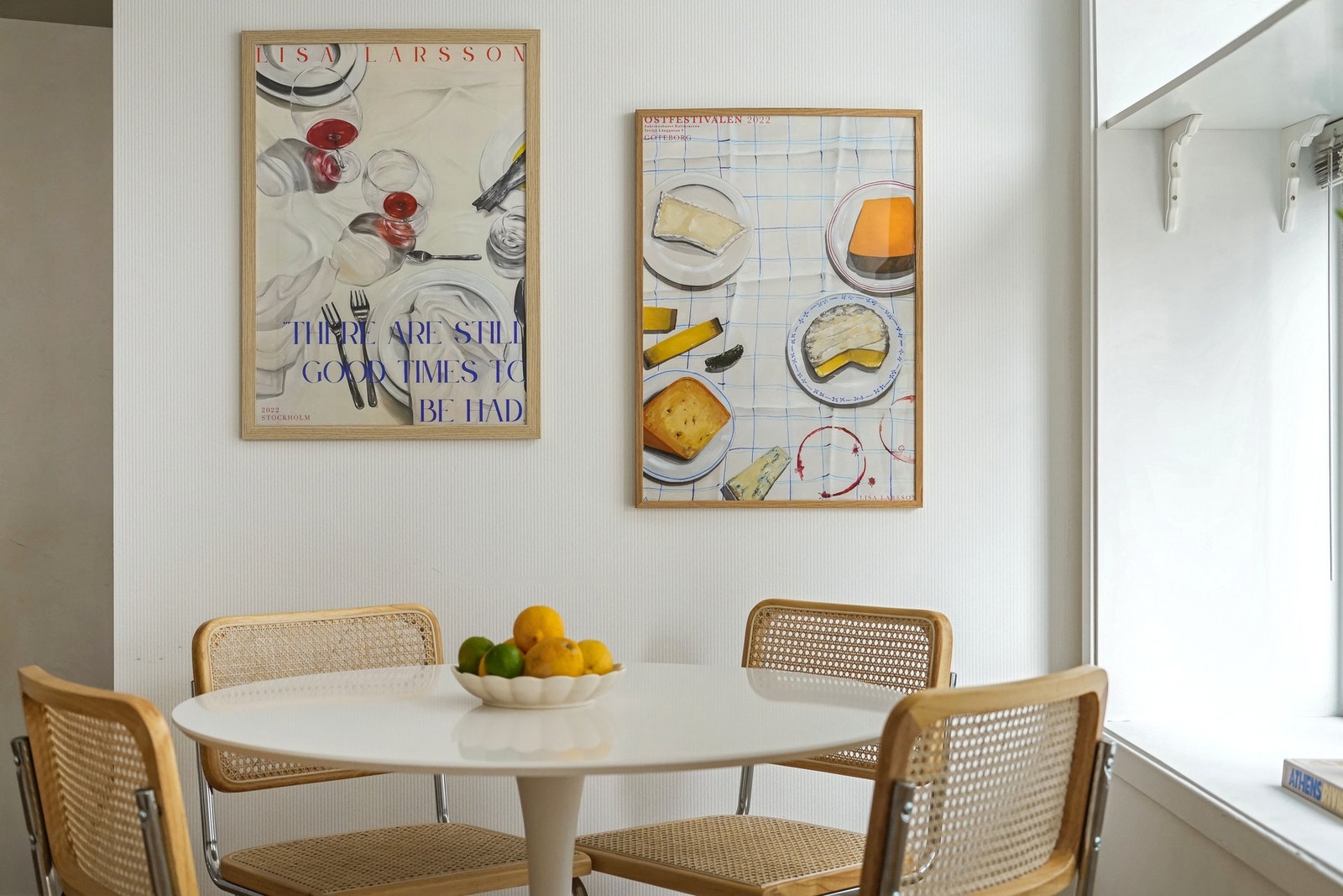 Det er god plass til både spise- og sofagruppe i rommet. Galleribilde