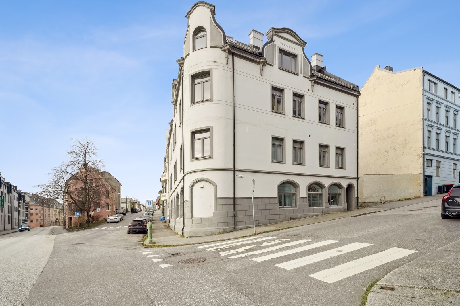 Leiligheten ligger fint til på Aspøya - i et område kjennetegnet av særpreget arkitektur og med alt du trenger like utenfor utgangsdøren. Galleribilde