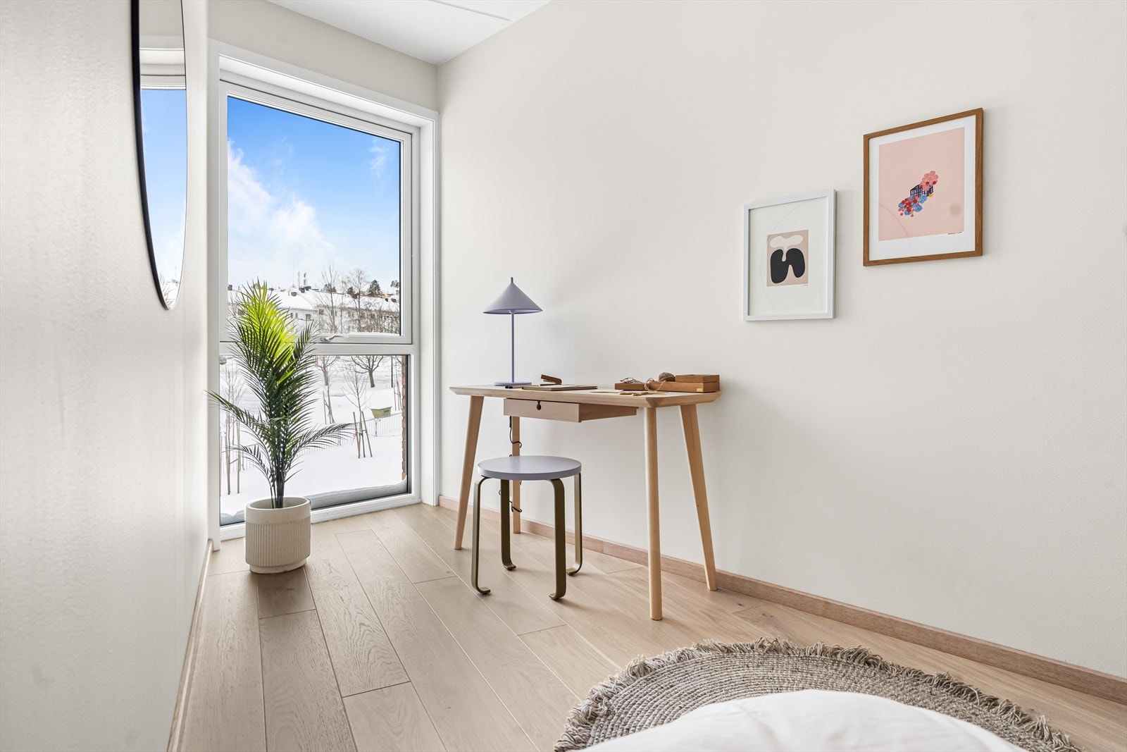 Det er installert elektriske screens på vinduene. Galleribilde