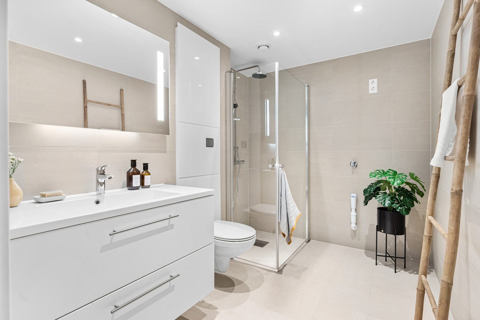 Det er opplegg for vaskemaskin og god plass til tørketrommel. Galleribilde