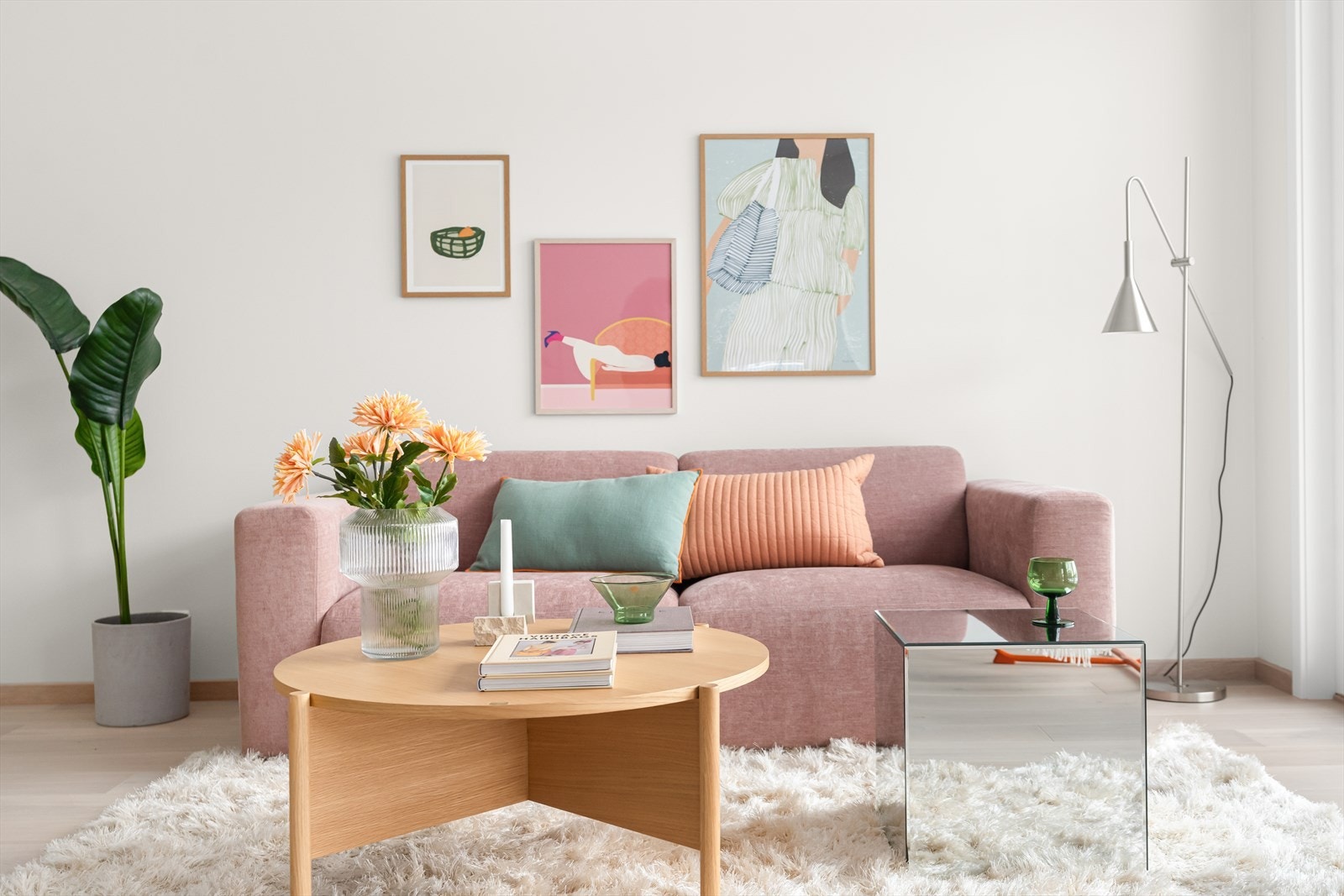 Det er enstavs eikeparkett på gulvet og hvitmalte vegger, noe som går igjen videre. Galleribilde