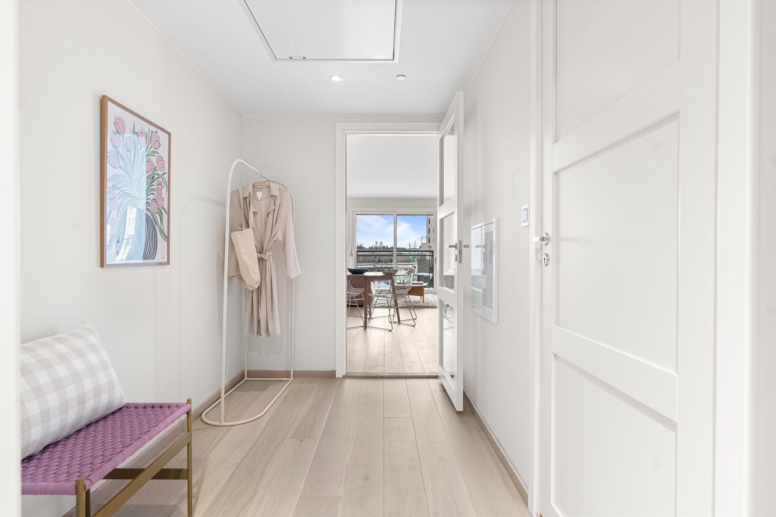 Entré. For ekstra oppbevaringsbehov er det tilgang til en kjellerbod på ca. 5 kvm. Galleribilde