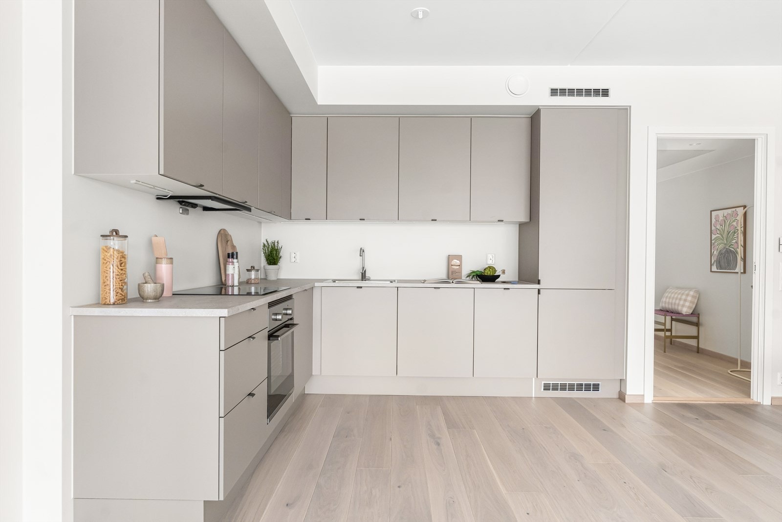 Integrerte hvitevarer som induksjonstopp, stekeovn, oppvaskmaskin og kjøleskap med frysedel. Galleribilde