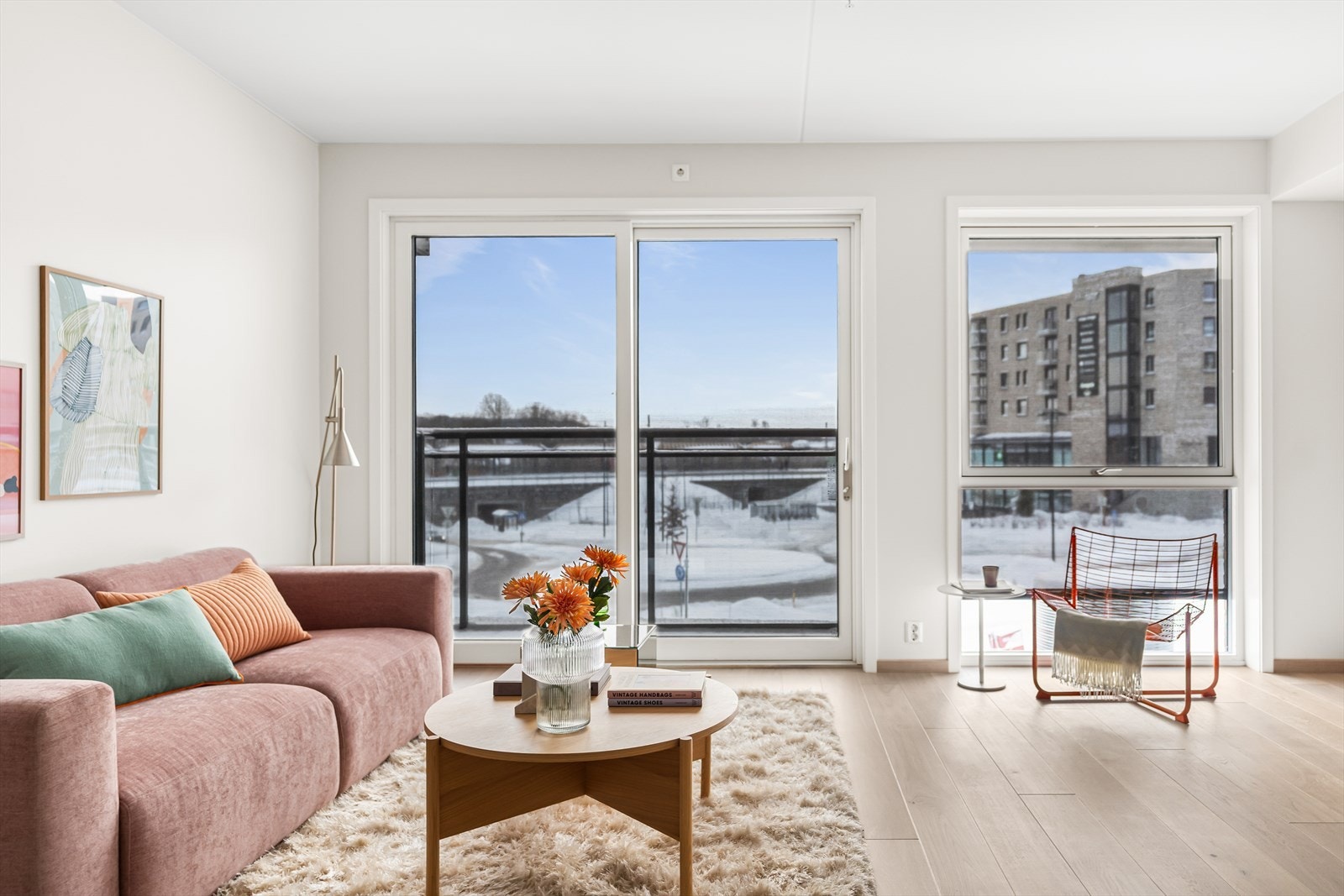 Store vindusflater, nærmest fra gulv til tak. Det er installert elektriske screens på vinduene. Galleribilde