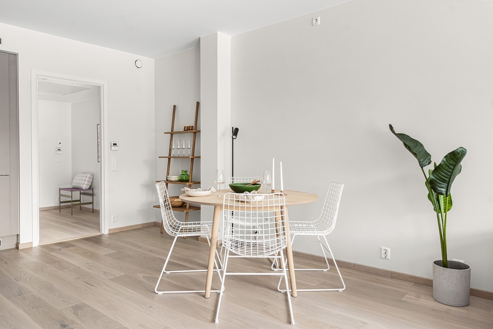 Spisestuen finner sin naturlige plass ved kjøkkensonen, og det er fint plass til langbord ved spesielle anledninger. Galleribilde