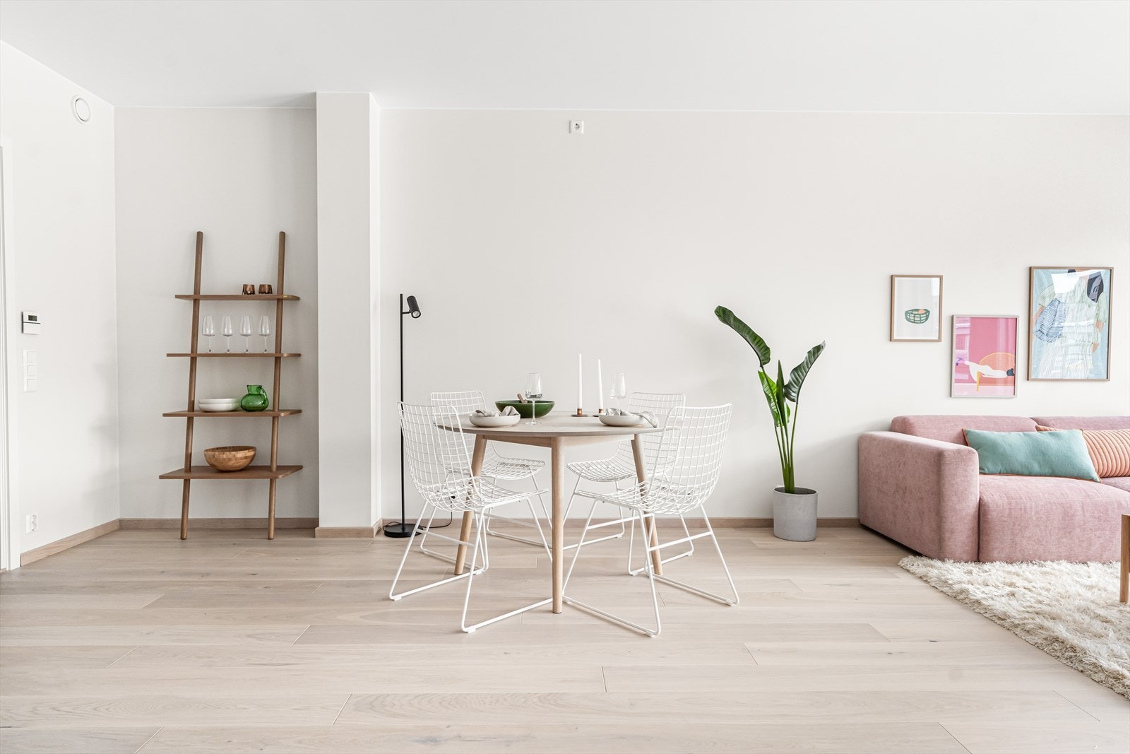 Det er god plass til å møblere med sofaløsning, spisebord og tilhørende møblement. Galleribilde