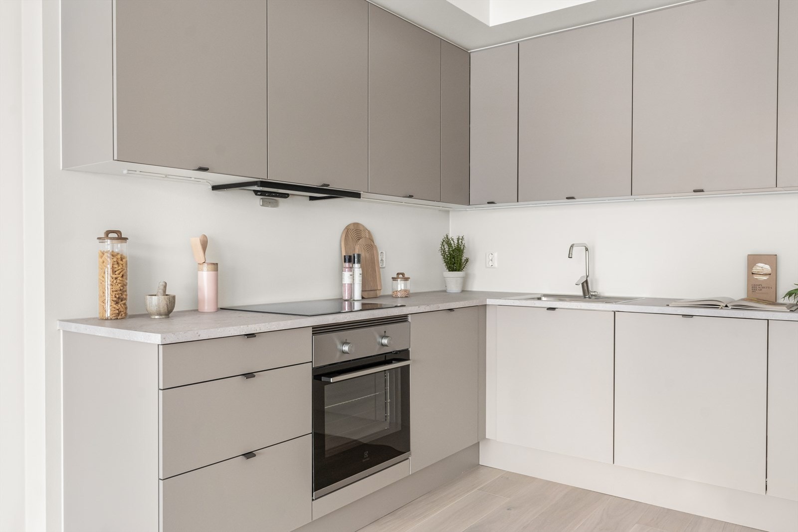 Oppbevaringsmuligheter i både hylle- og benkeskap samt gode arbeidsflater. Galleribilde