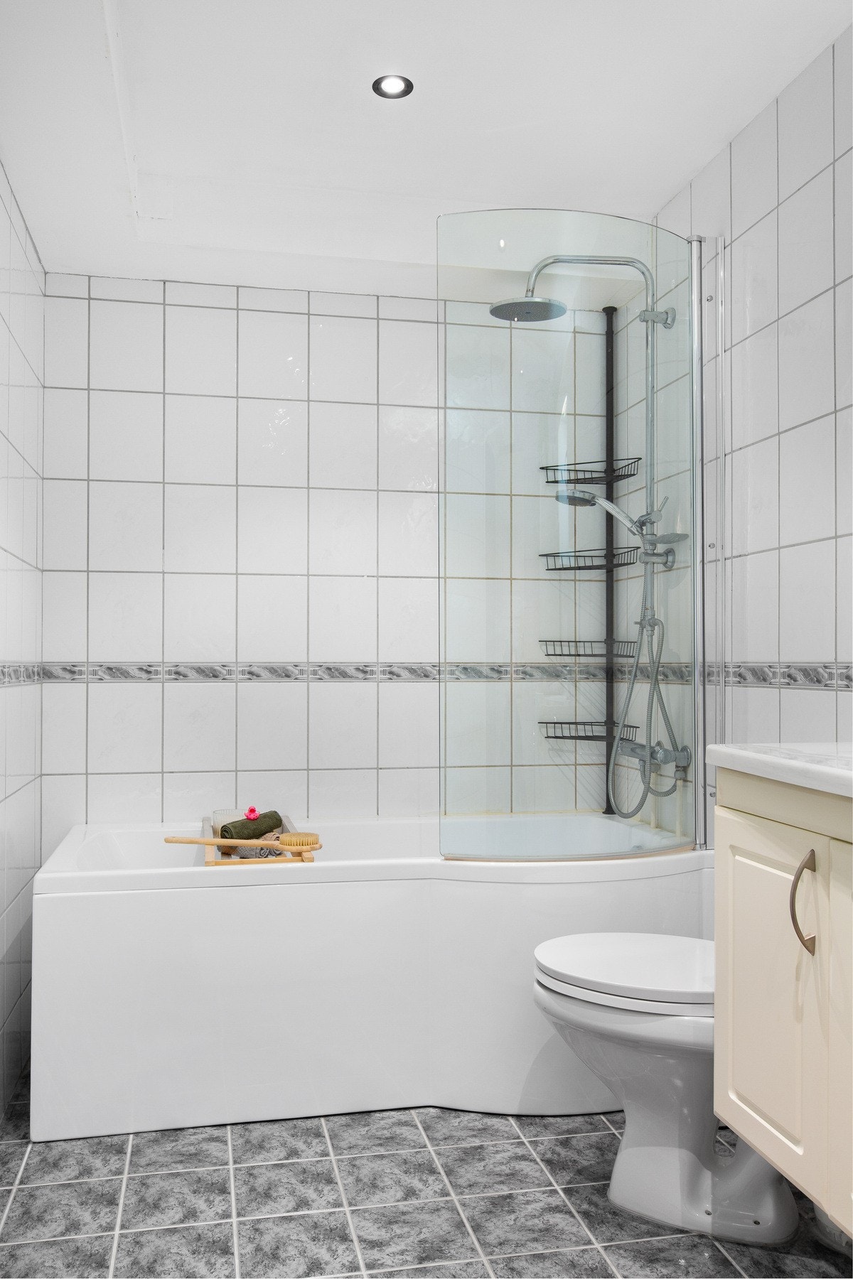 Badet er pent innredet med gulvfestet toalett, servantskap, speil og badekar. Det er opplegg for vaskemaskin på badet. Galleribilde