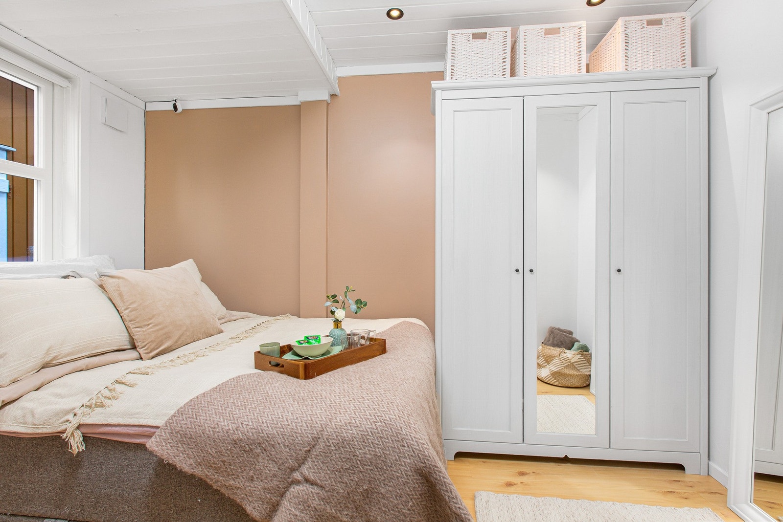 Soverommet har plass til en dobbelseng, nattbord og byr på fine oppbevaringsmuligheter. Galleribilde