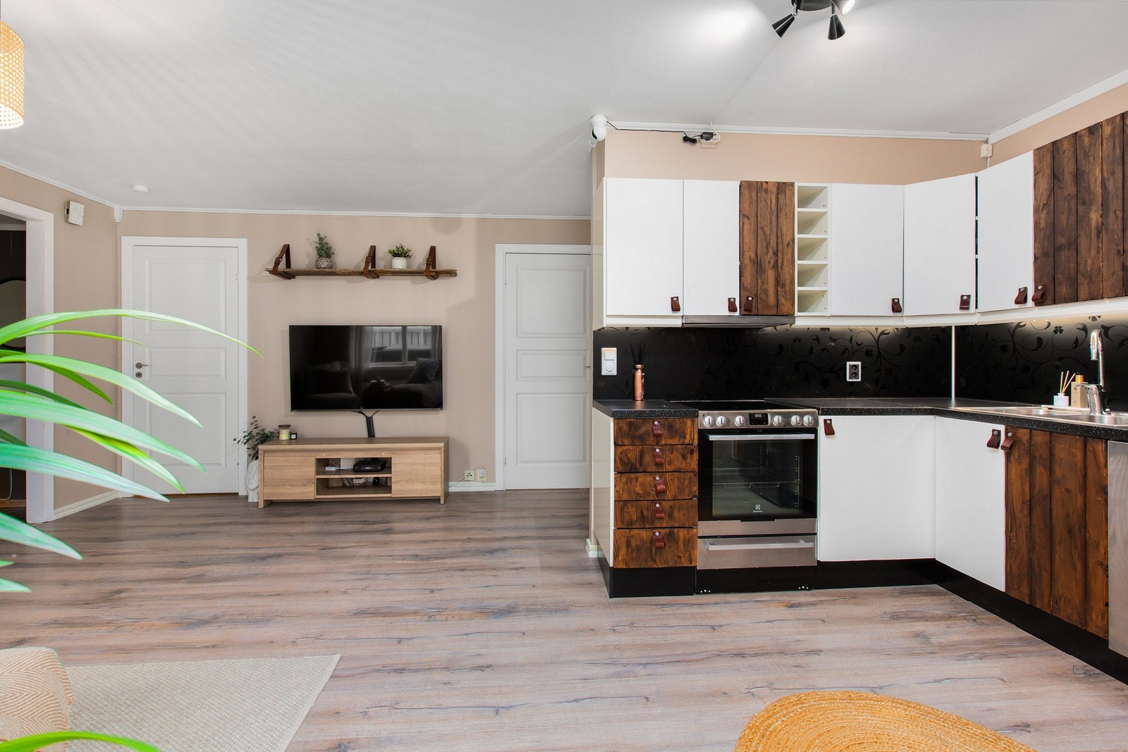 Kjøkkenet har profilerte fronter og laminat benkeplate Galleribilde