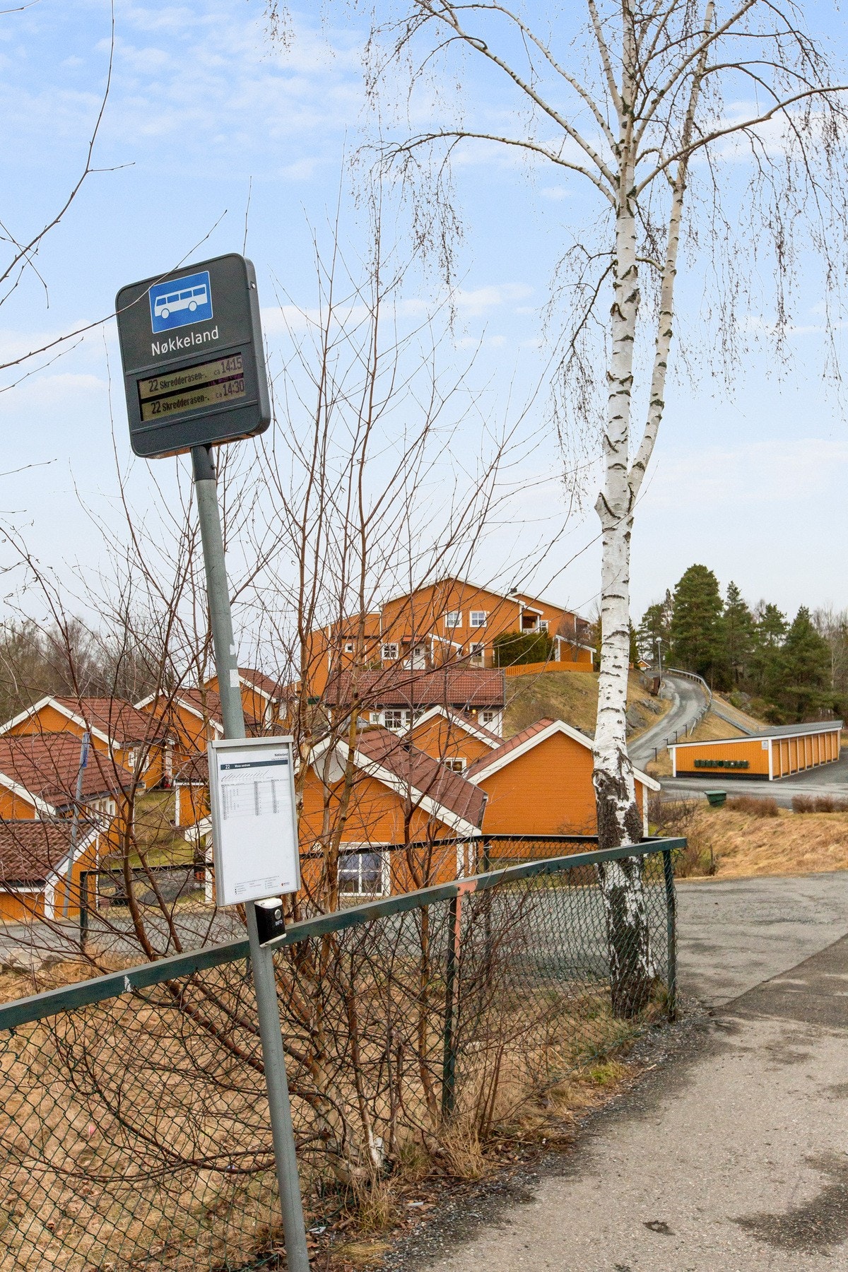 Gangavstand til skoler, barnehager, butikk, buss og togstasjon. Galleribilde