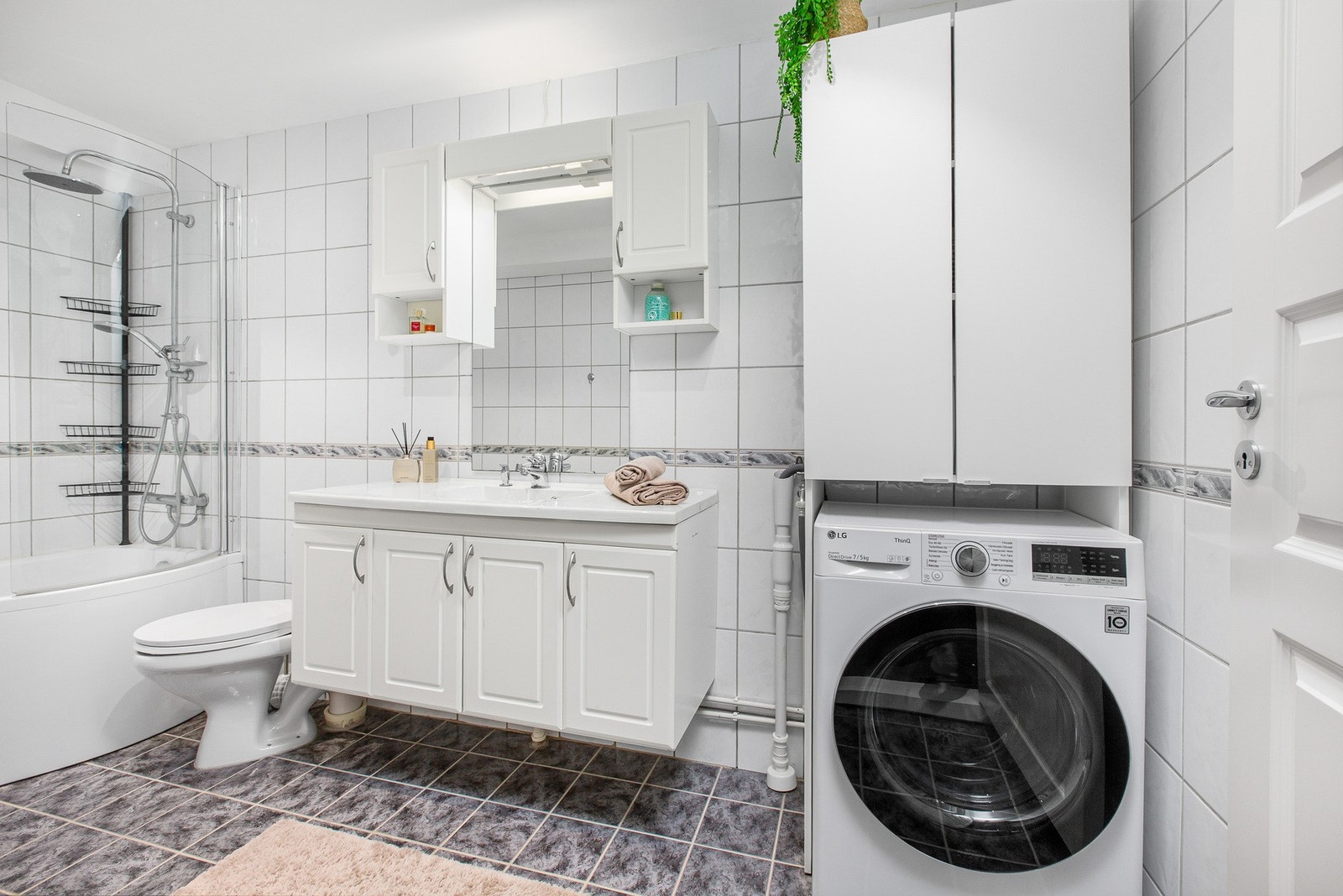 Pent, romslig og funksjonelt bad med flislagte vegger og gulv. Det er varmekabler i gulvet. Galleribilde