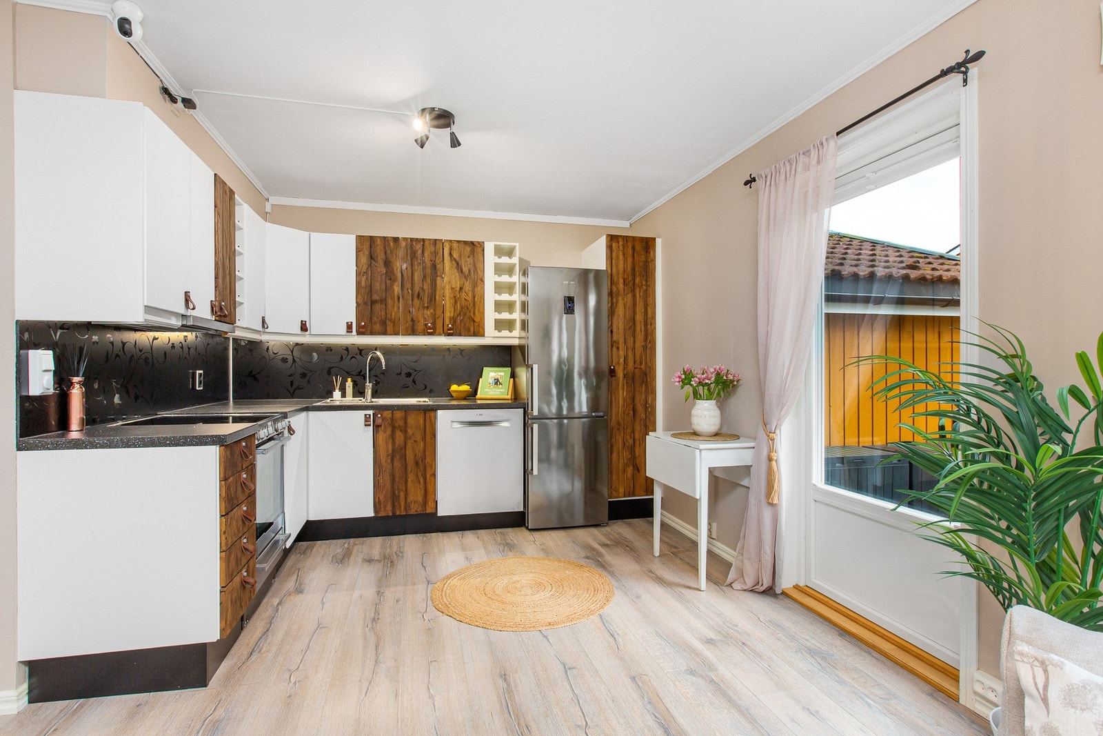 Det er innredet med frittstående komfyr og kjøl/fryseskap og underbygget oppvaskmaskin. Alle hvitevarer medfølger. Galleribilde