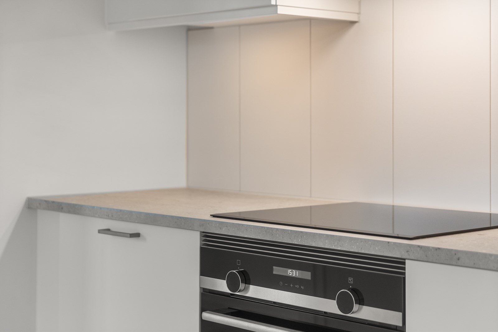 Kjøkkenet er fullt utstyrt integrerte hvitevarer som komfyr, kombinert kjøle-/fryseskap og oppvaskmaskin. Galleribilde