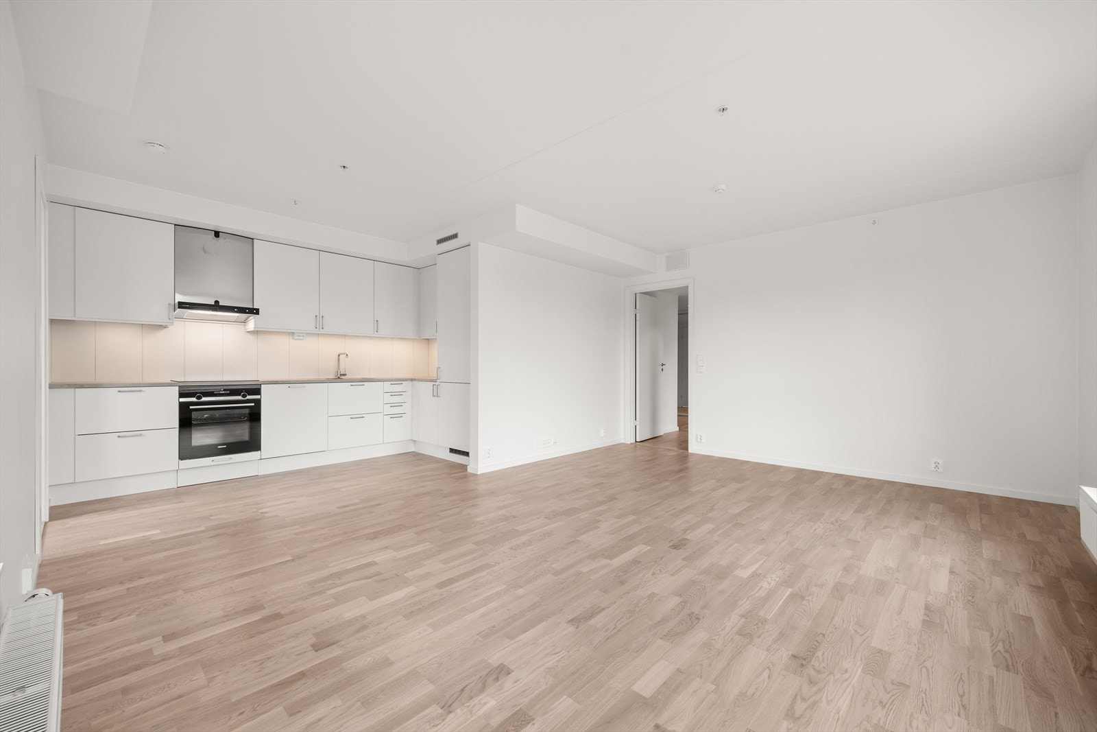 Den praktiske planløsningen gir gode møbleringsmuligheter for både sofagruppe og spisebord, i naturlig forlengelse av kjøkkenet. Galleribilde