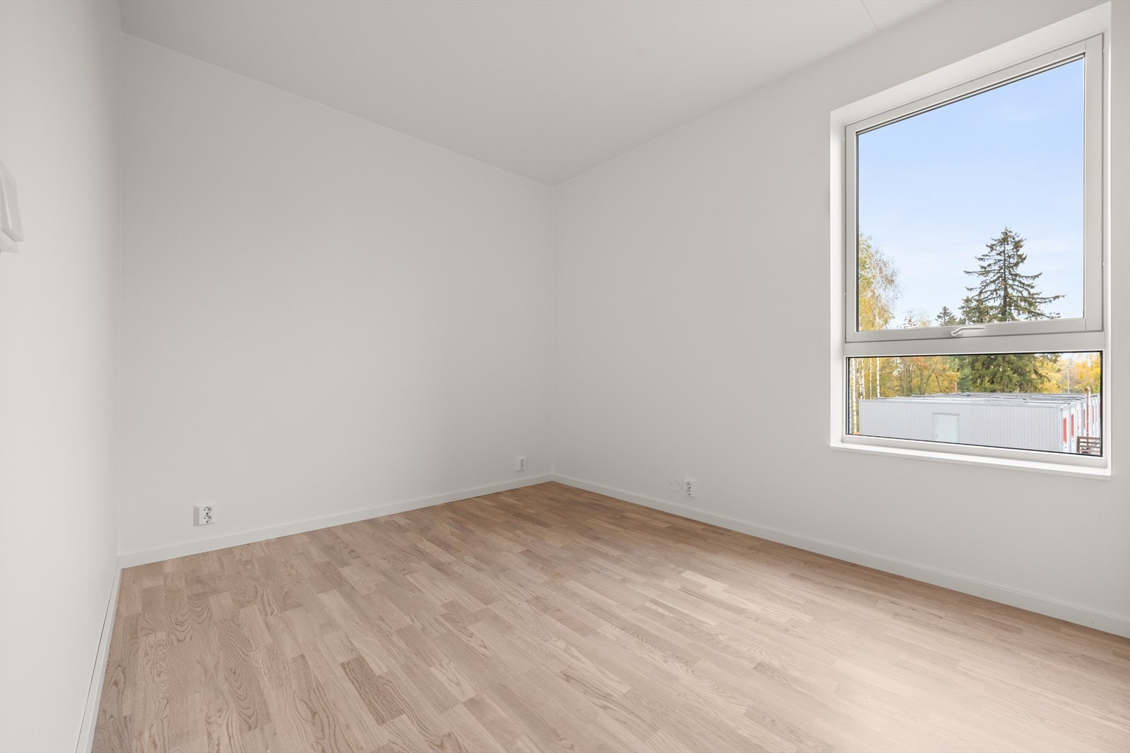 Her er det plass til dobbeltseng og nattbord. Galleribilde