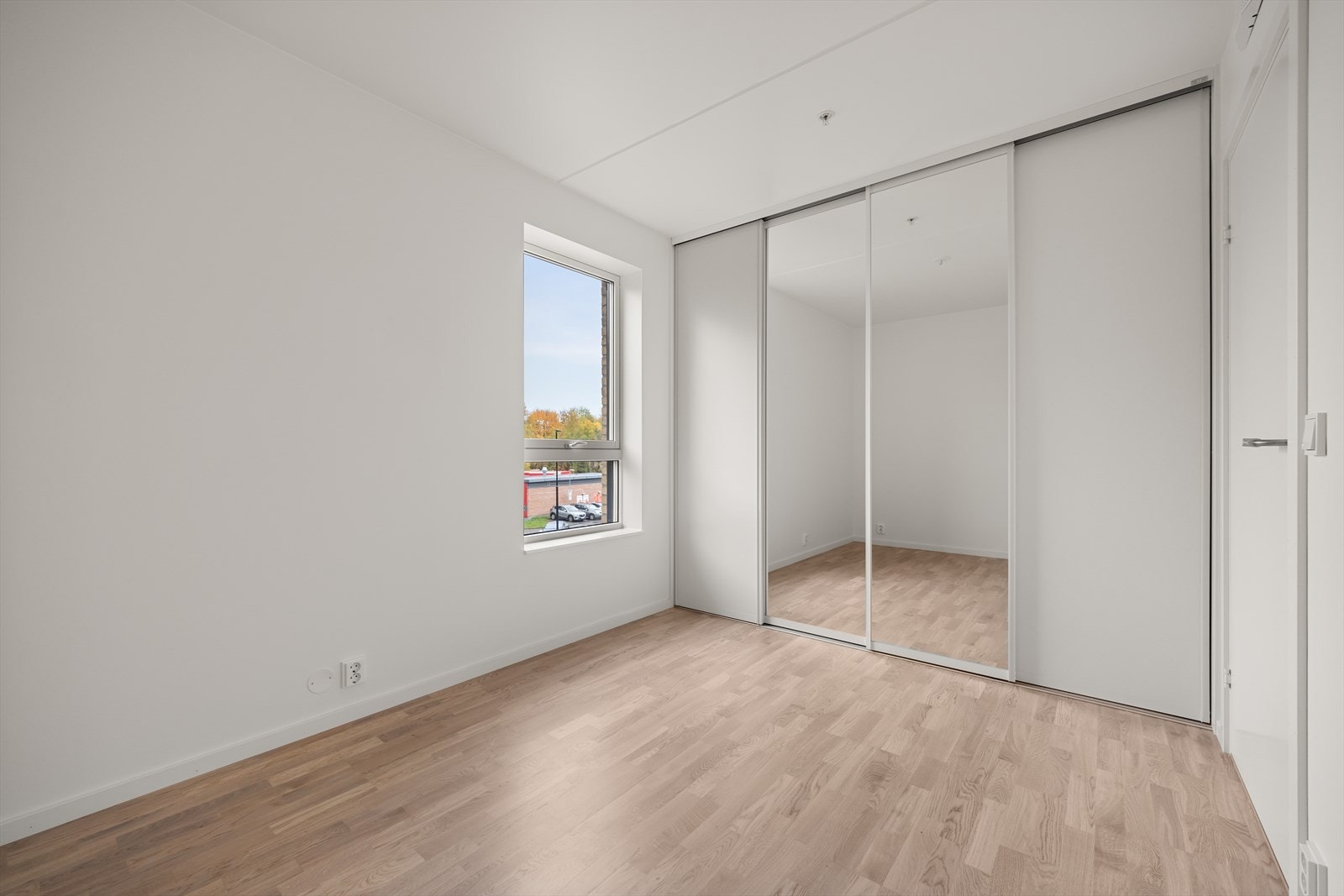 Hovedsoverommet er romslig og utstyrt med en stor skyvedørsgarderobe. Galleribilde