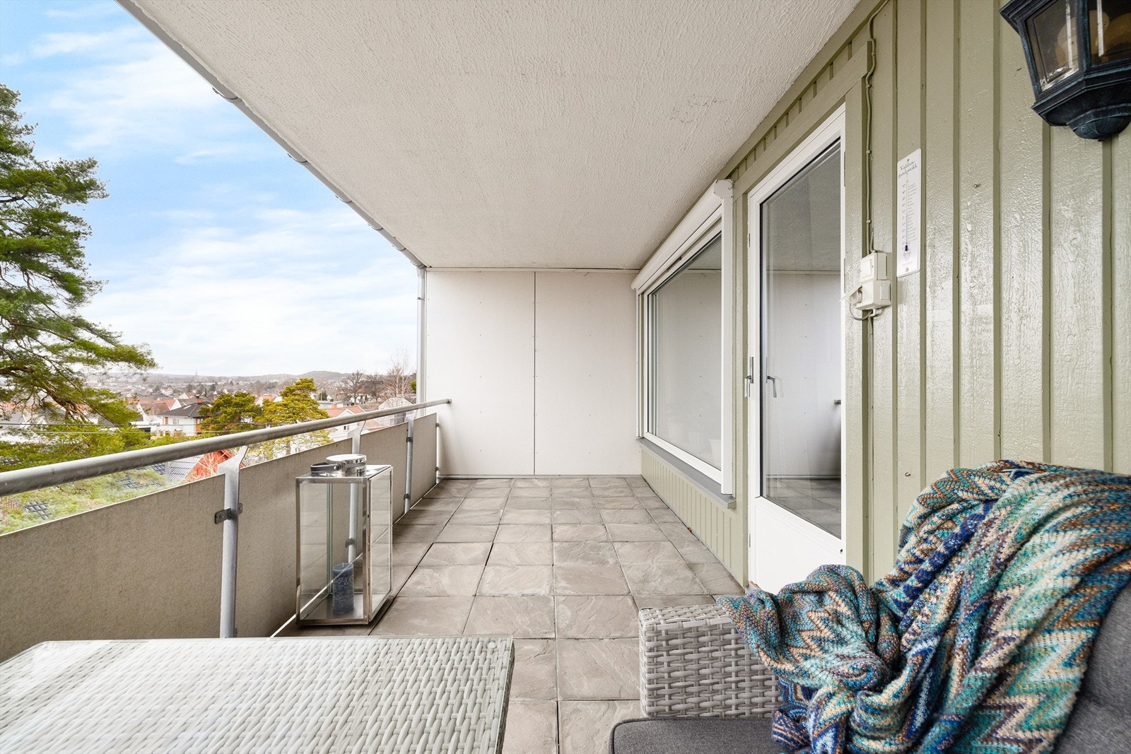 Den luftige plasseringen i høyden innebærer at leiligheten er uten sjenerende innsyn. Motorisert screen er montert på stuevinduet. Mulighet for innglassing av balkongen. Galleribilde
