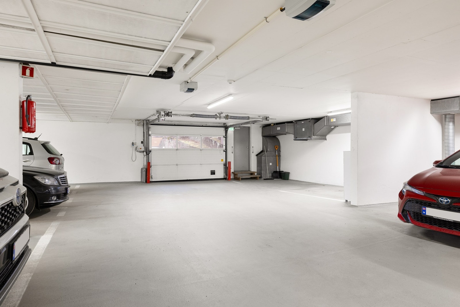 Med leiligheten følger en parkeringsplass i felles garasje. Garasjen er oppvarmet og inkluderer også en dedikert vaskeplass. Galleribilde