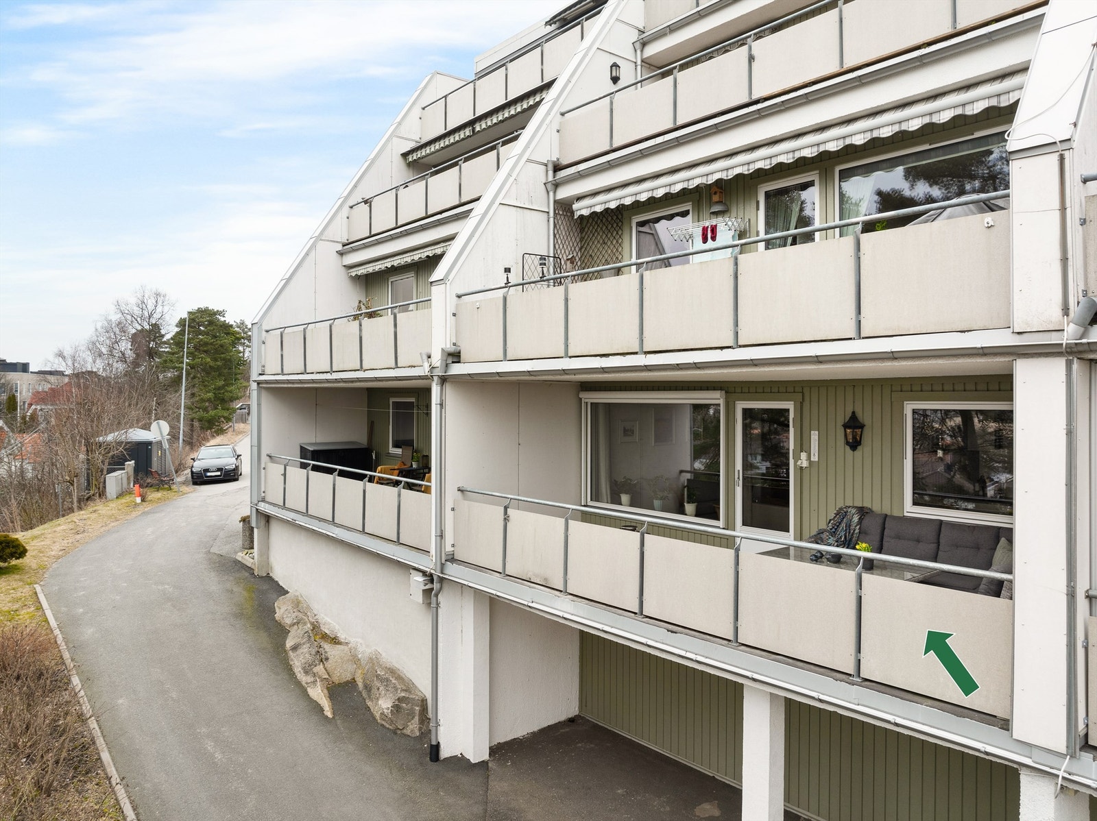 Leiligheten inngår i enden av andre etasje og har to romslige verandaer henvendt i vestlig retning. Galleribilde