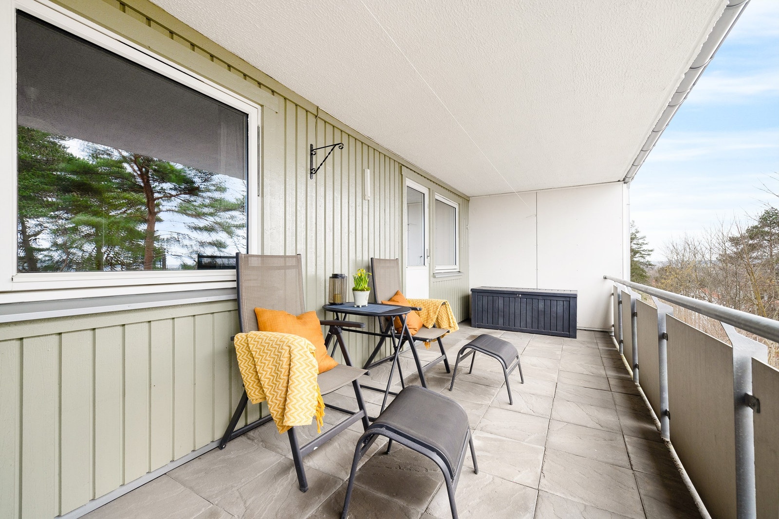 Overbygg både skjermer og gjør verandaene lune. Et perfekt sted å sitte ute på lyse, fine sommerkvelder. Galleribilde