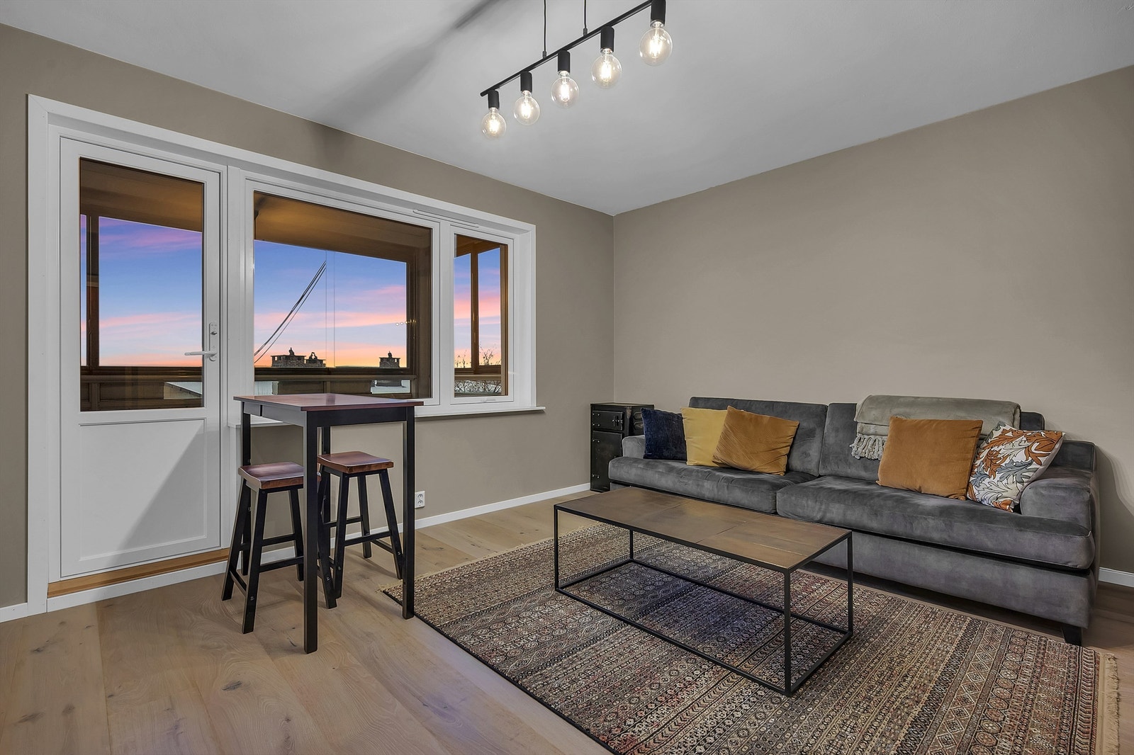 Vi går en tur ut på balkongen. Galleribilde