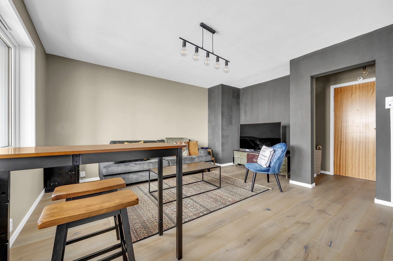 Her er det både rom for en spiseplass og sofagruppe. Tv-benken har sin naturlige plass innerst i "nisjen". Galleribilde