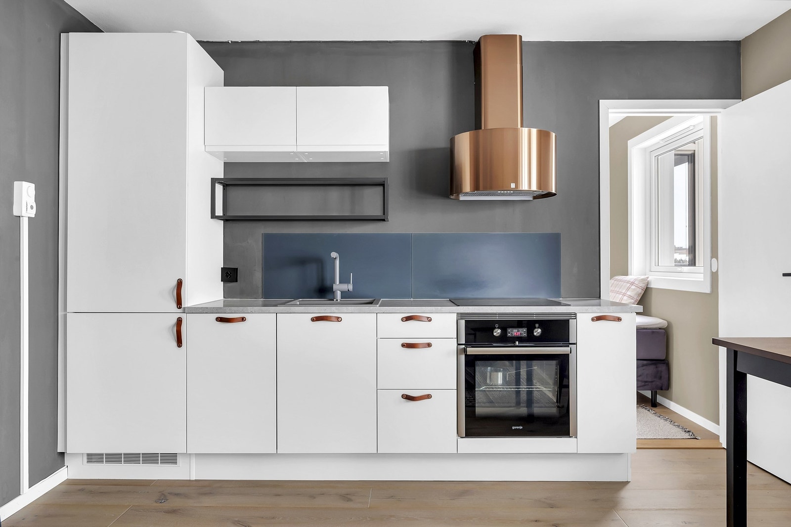 Til høyre for kjøkkenet finner du boligens soverom. Galleribilde