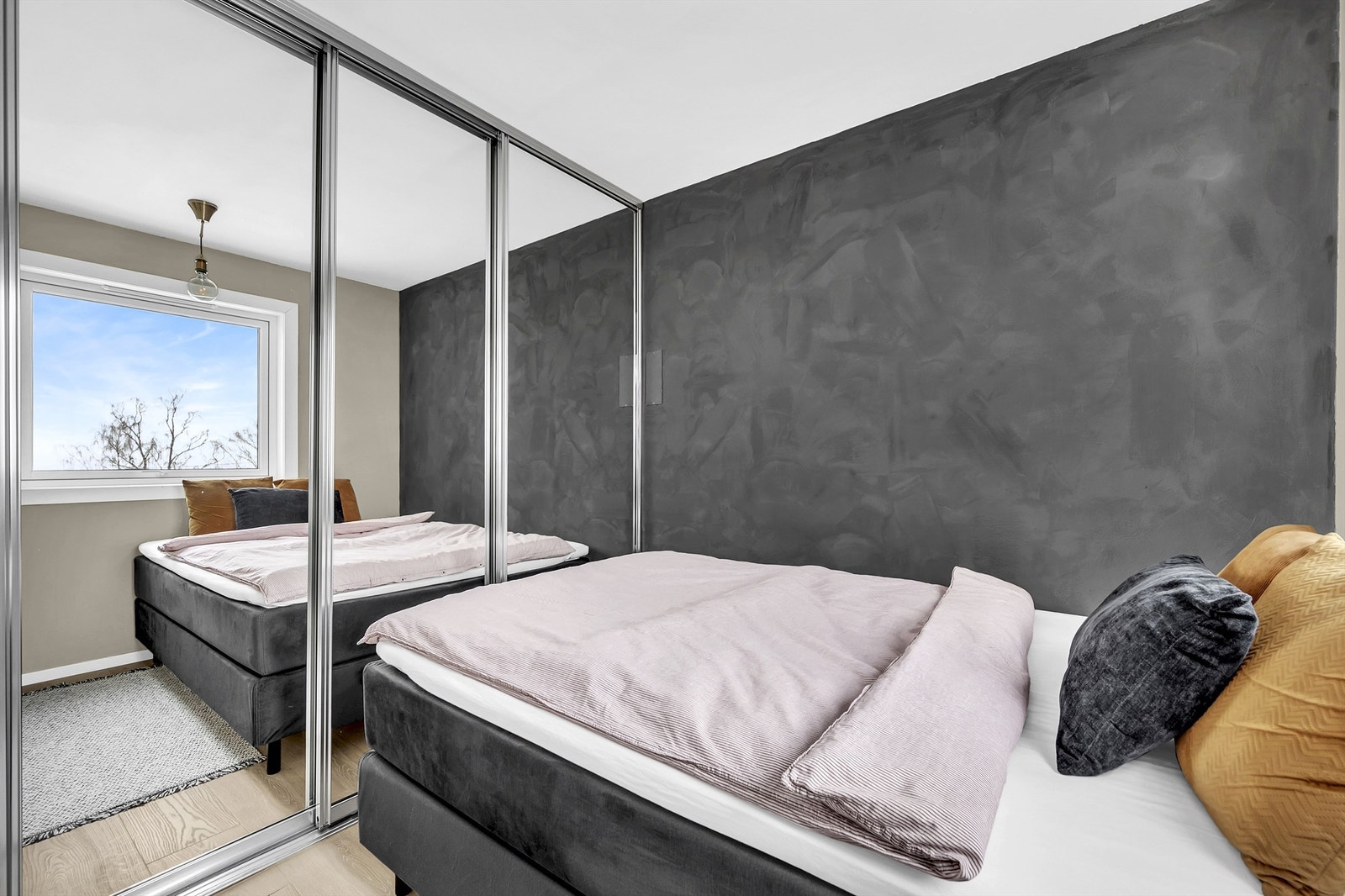 Rommet er på ca. 7 kvm. inkl. den medfølgende skyvedørsgarderoben. Galleribilde