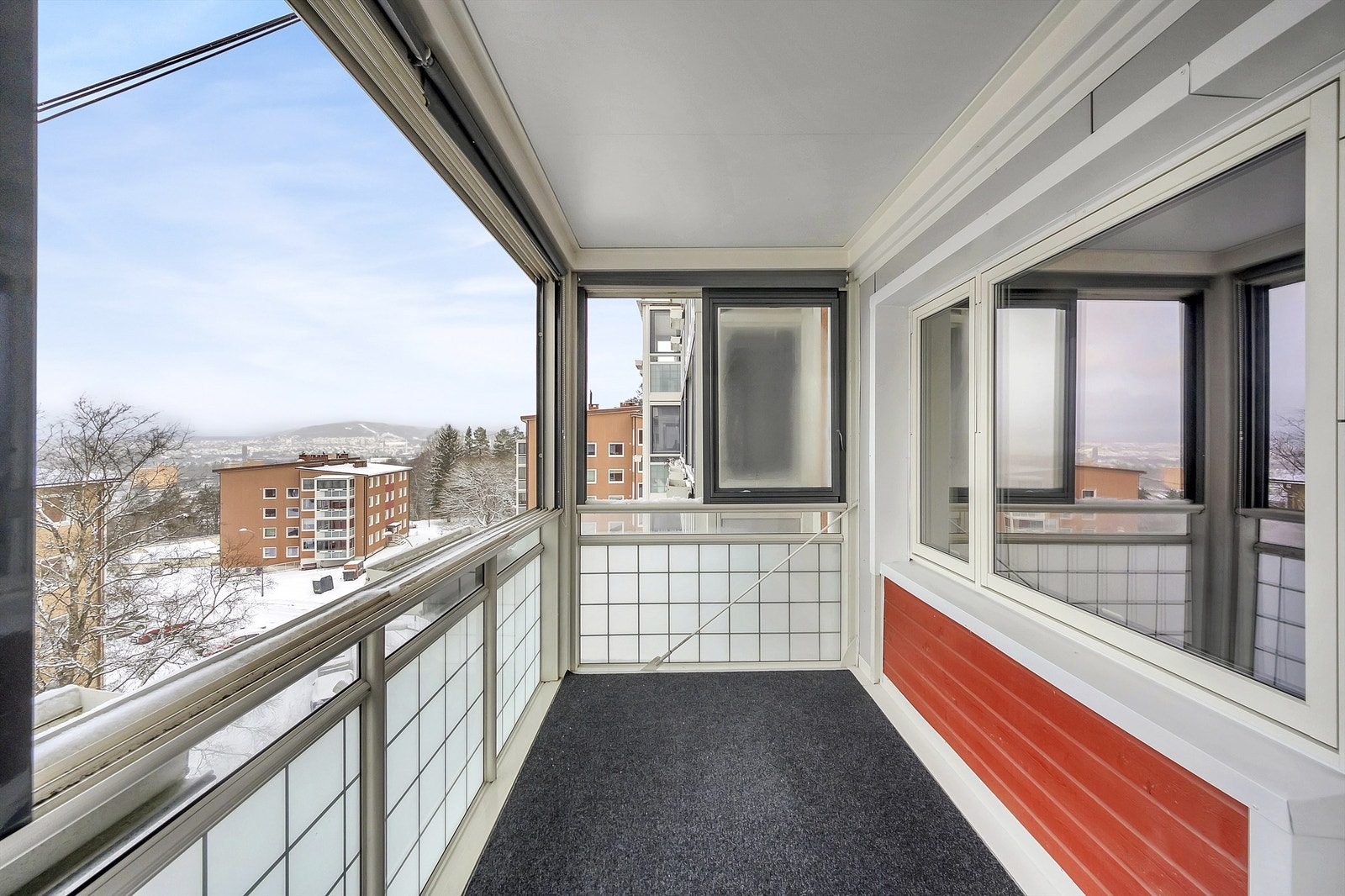 Innglassing rundt hele. Solskjermingen er ødelagt. Dette gjelder flere leiligheter og problemet har blitt tatt opp i borettslaget. Galleribilde