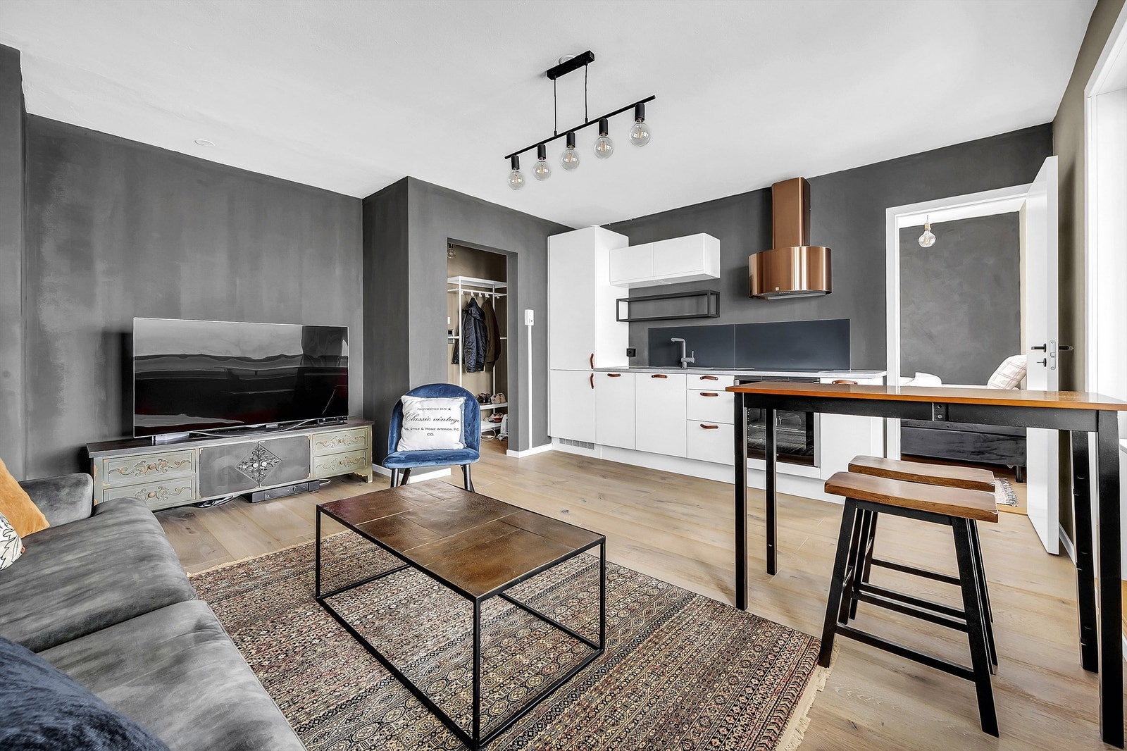 Praktisk løsning med kjøkken i stuen, uten at kjøkkenet er i veien for daglig bruk. Galleribilde