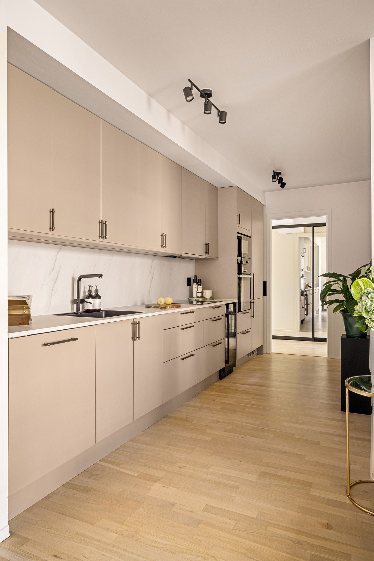 Nydelig HTH-kjøkken fra 2023 med rikelig lagringsplass i skuffer og skap. Galleribilde