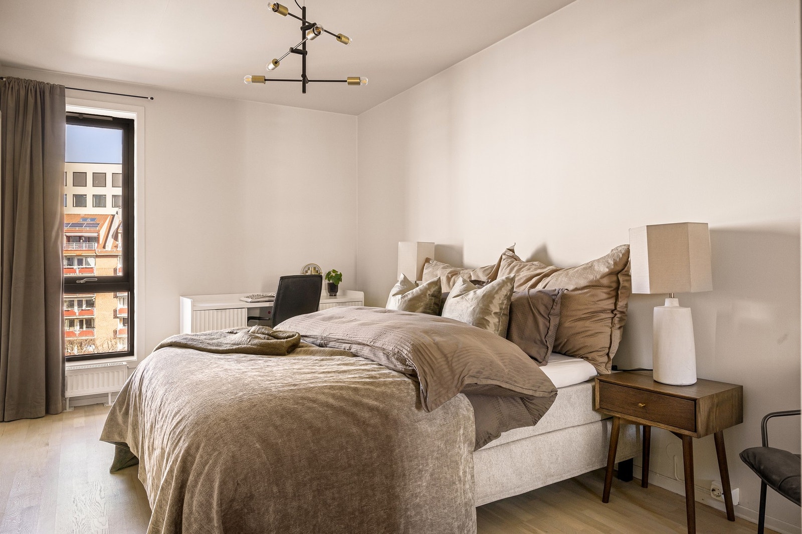 Stort hovedsoverom med god plass til dobbeltseng, nattbord og kontorpult/ekstra garderobe om nødvendig. Galleribilde