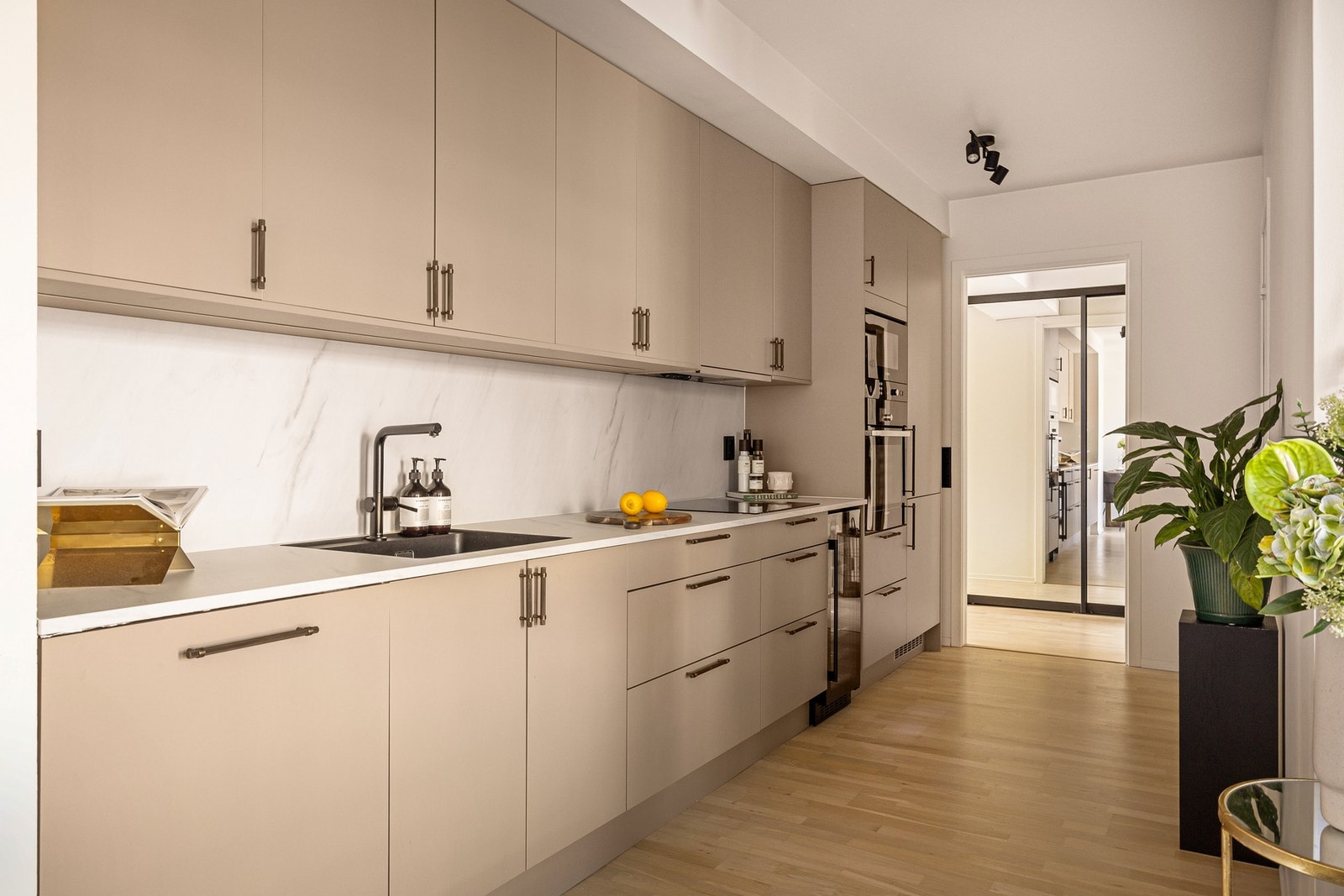 Integrerte hvitevarer og lekker beige farge på innredningen. Galleribilde