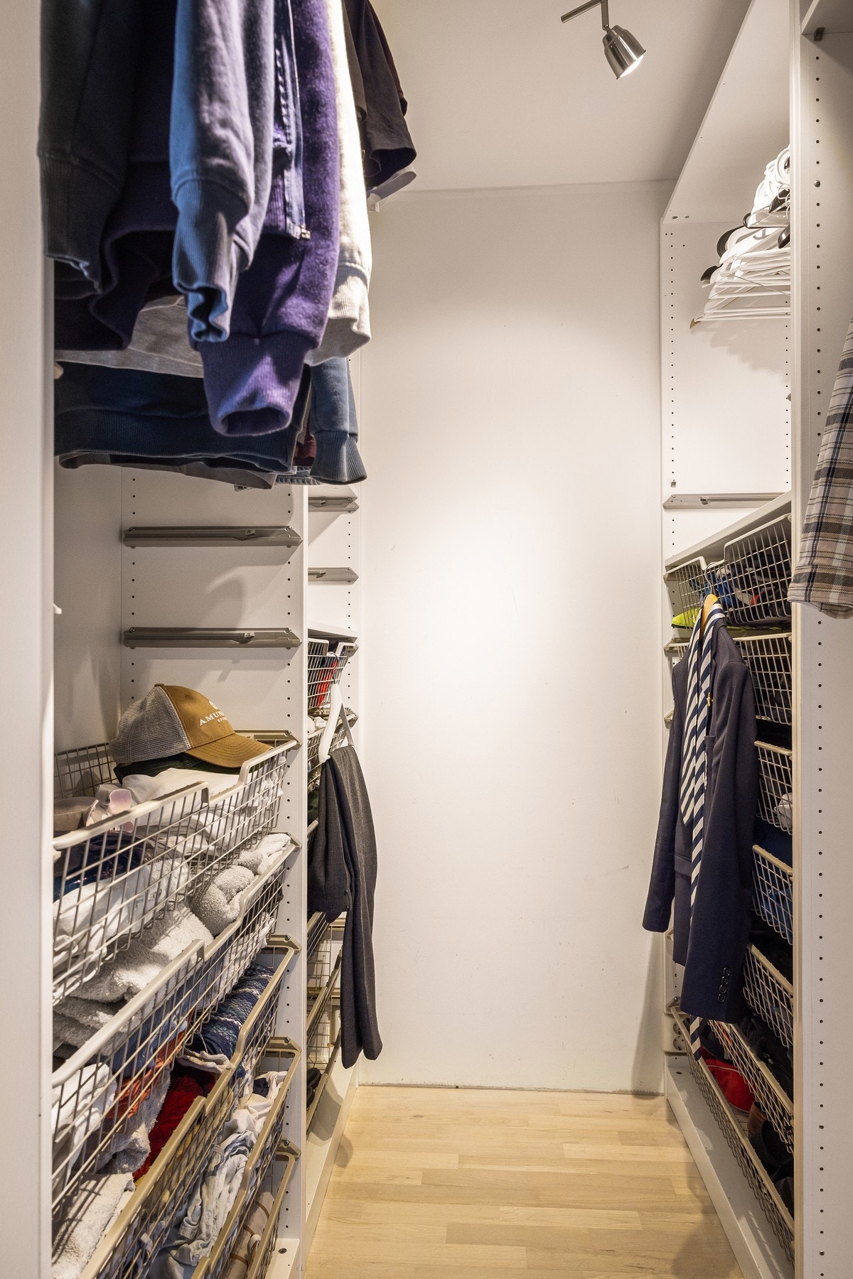 Godt med lagringsplass i garderoben. Galleribilde