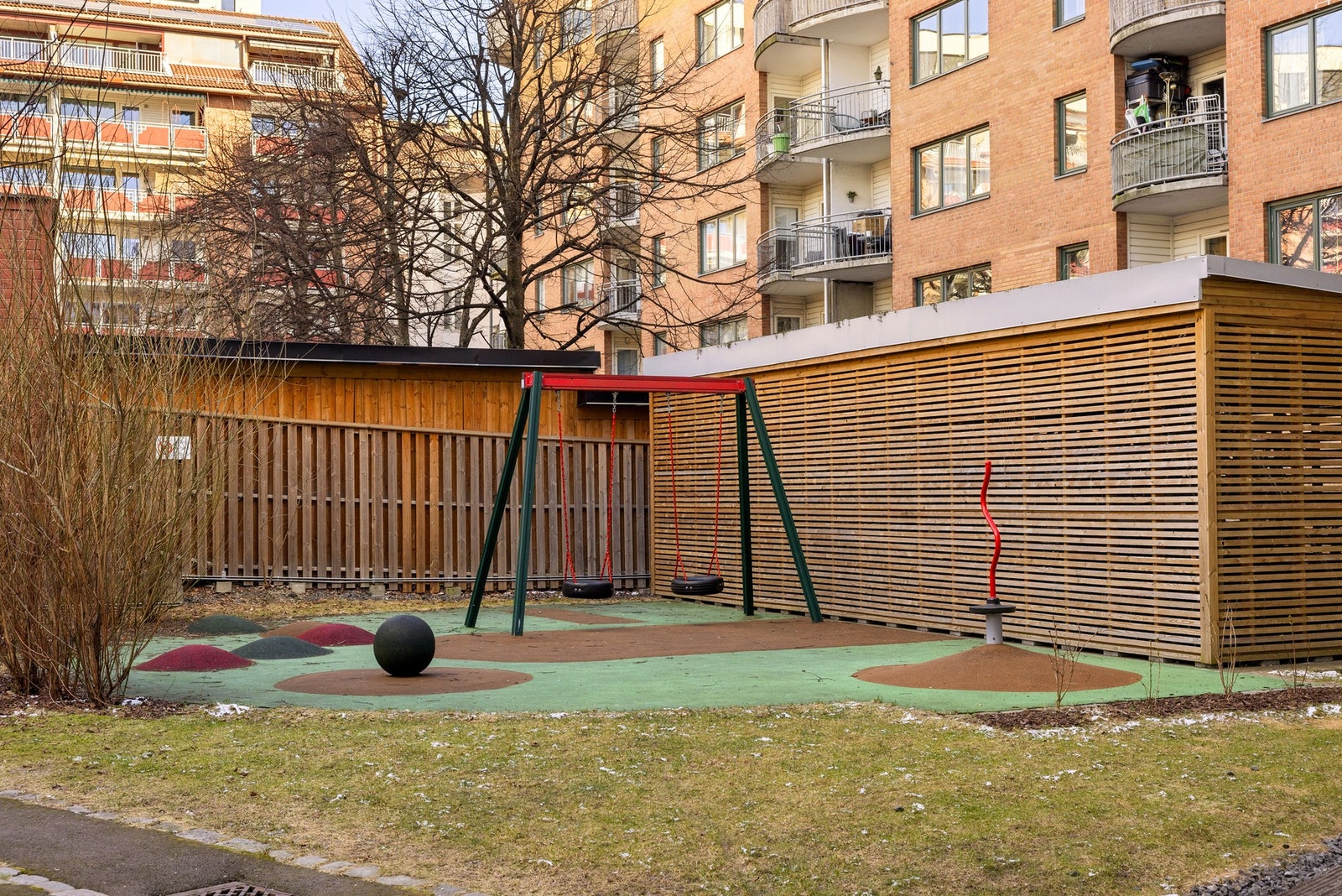 Lekeplass for de minste i gården. Galleribilde