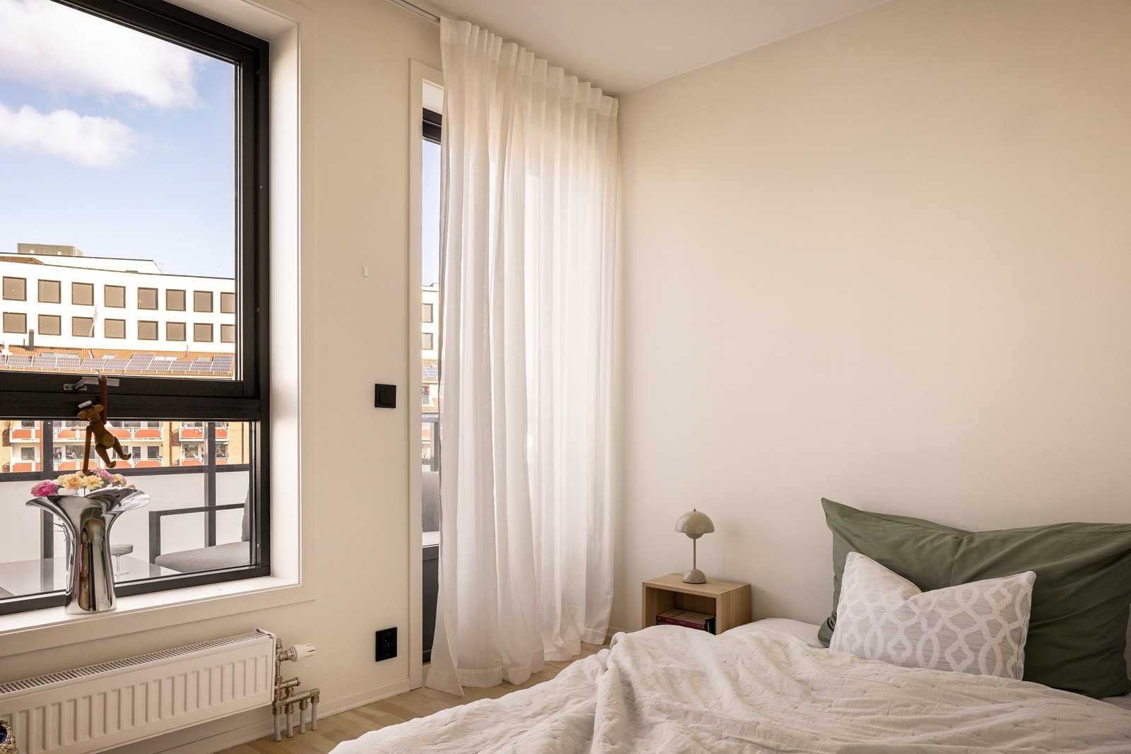 Soverom 3 (etablert nylig) med utgang til balkong. Kan reverseres tilbake til stue/spisestue om nødvendig. Galleribilde