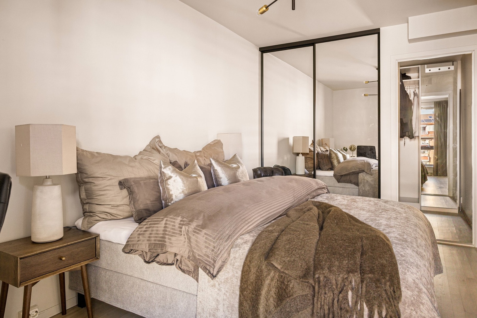 Helspeil skyvedørsgarderobe og tilknyttet walk-in-closet. Galleribilde