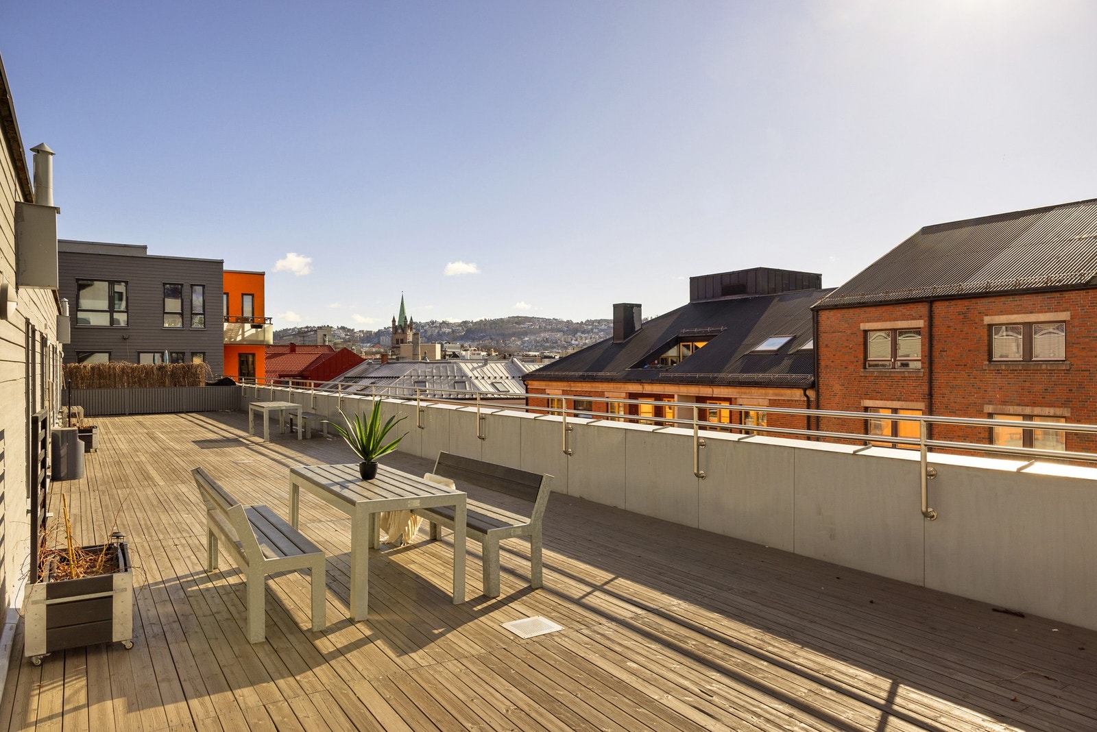 I tillegg til privat balkong får du en stor, felles takterrasse med upåklagelige solforhold rett over gangen fra leiligheten. Galleribilde