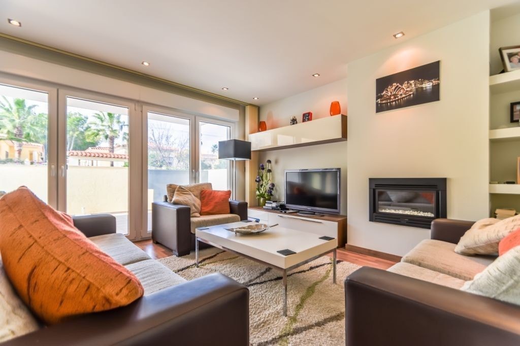 Gasspeis for hygge. Store glassdører som kan åpnes mot bassenget Galleribilde