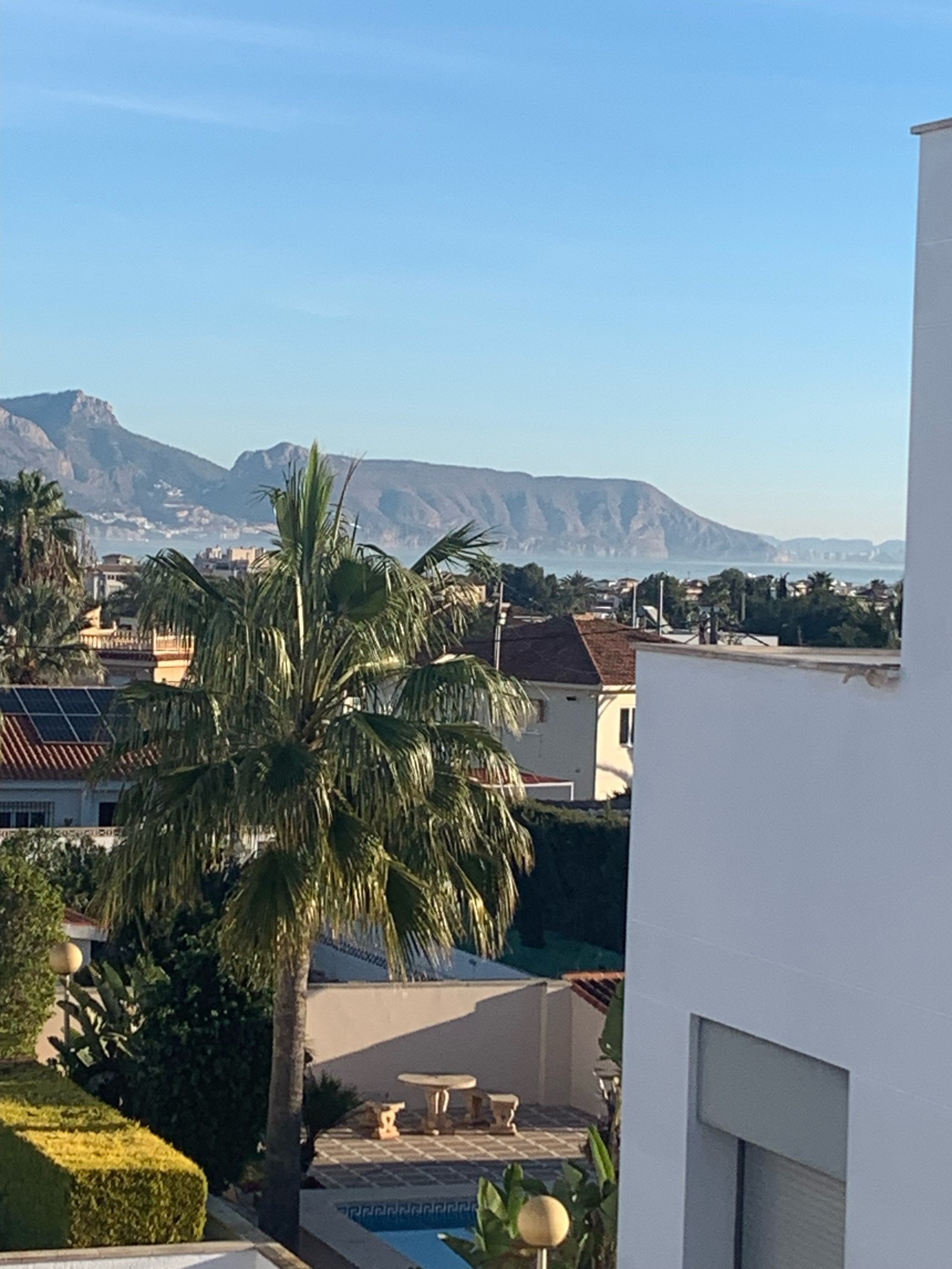 Utsikt over omkringliggende fjell, samt deler av sjøen Galleribilde