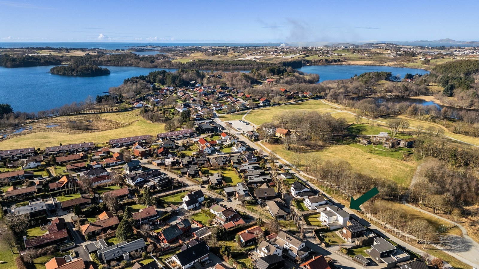Boligen har en meget populær og barnevennlig beliggenhet på Stokka i et etablert boligfelt, like ved Lille Stokkavann. Det er grønt og frodig i området rundt og flotte turområder både ved Lille og Store Stokkavannet,. Galleribilde