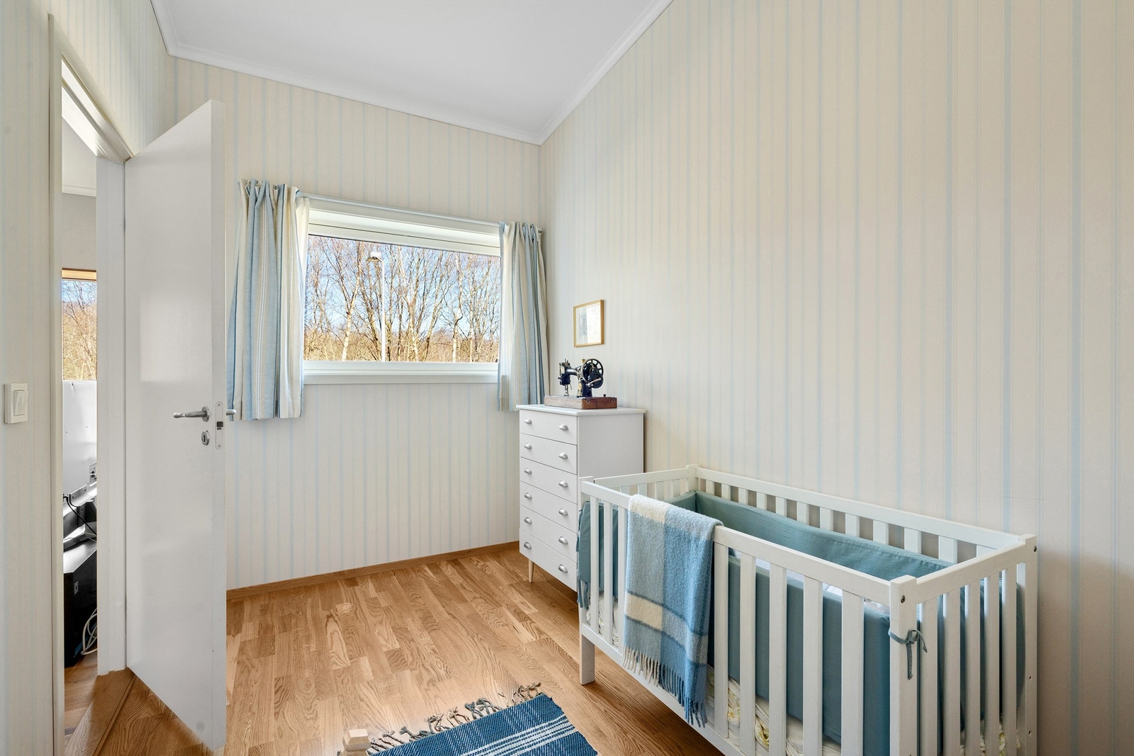 Soverom III finner man ved stuen og her har man plass til både seng og garderobeskap. Galleribilde