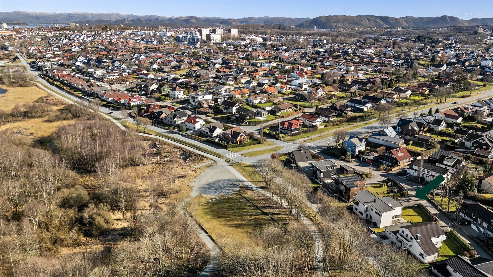 Kort vei til barnehager, skoler og treningsanlegget på Eiganes Stadion. Stavanger sentrum med alle sine servicetilbud er også i umiddelbar nærhet. Galleribilde