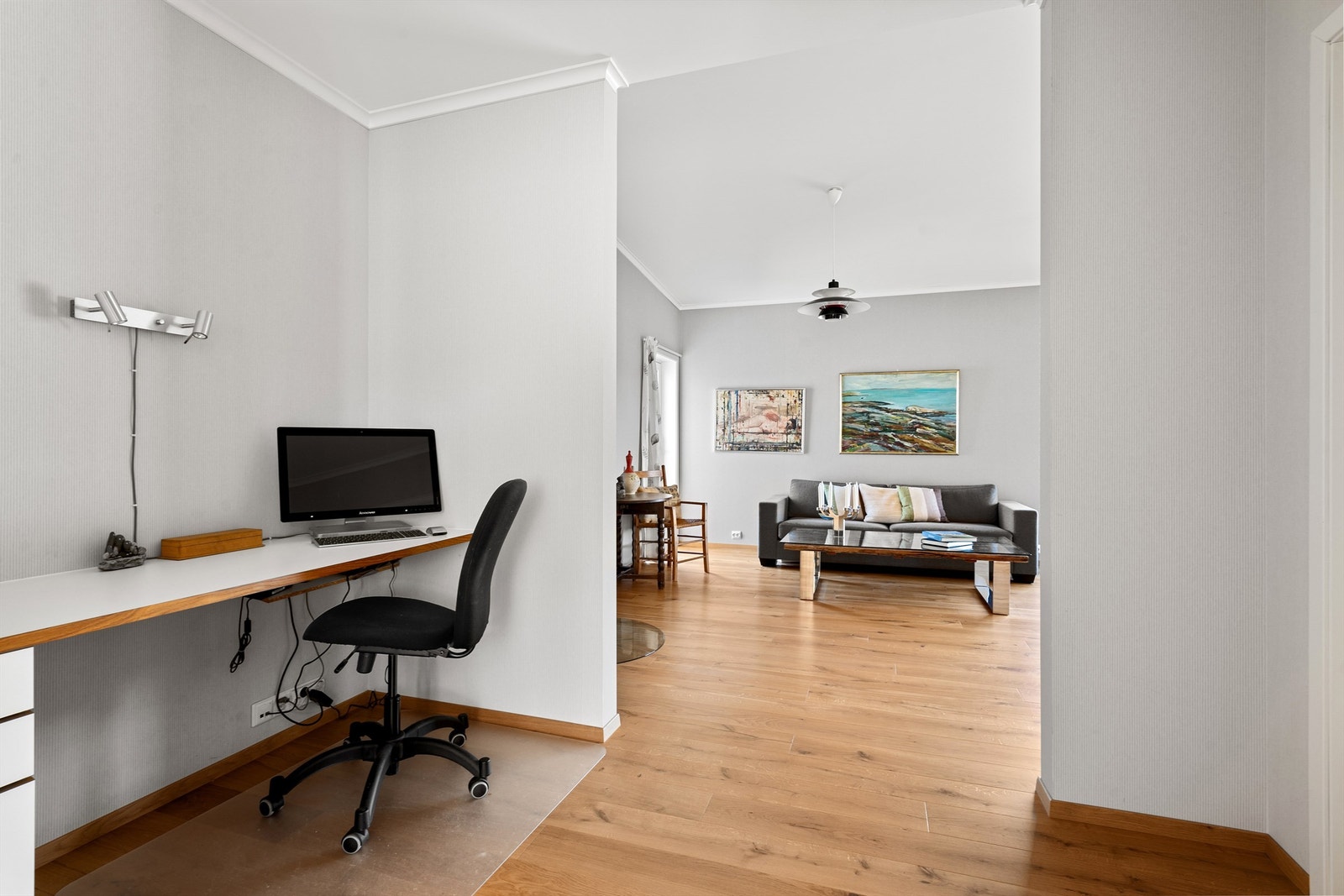 I forkant av stuen ligger gang, som selger har brukt som kontor. Galleribilde