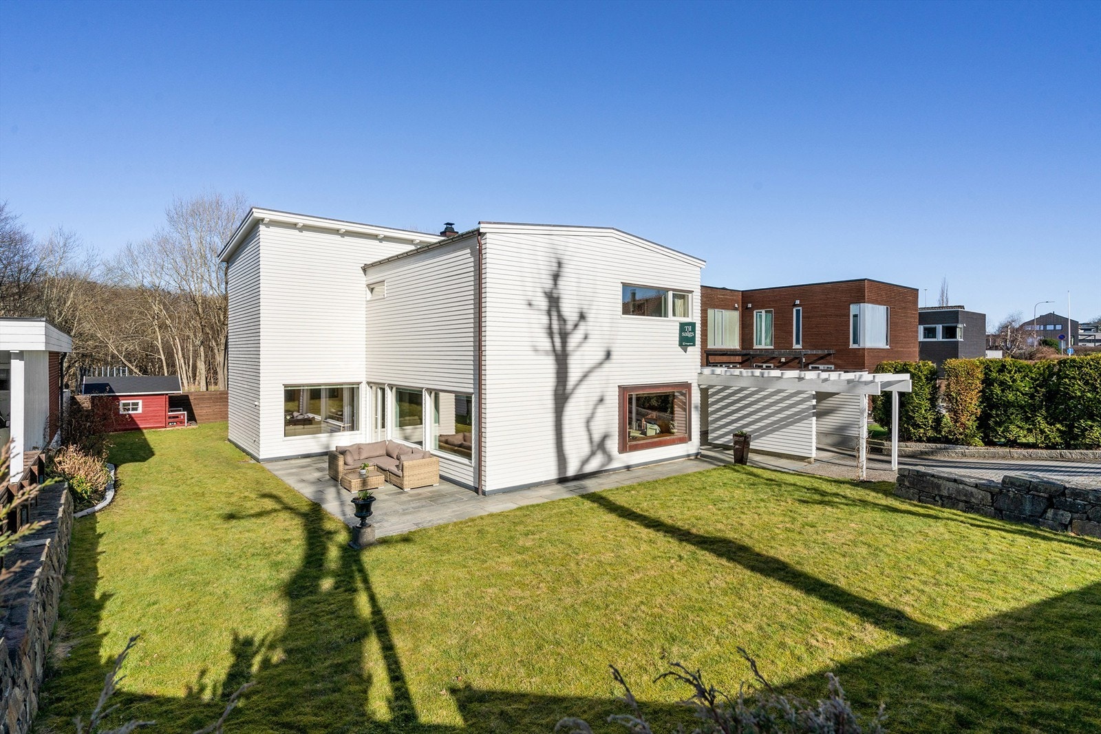 Boligen kan by på 3 sov, 3 bad, flere stuer, stort kjøkken, vaskerom og solrik tomt. Galleribilde
