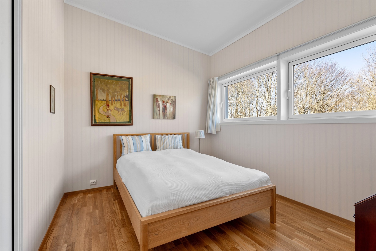 Soverom II er av god størrelse med plass til stor seng, det er meget god takhøyde og en innvendig bod med god lagringsplass. God plass til garderobeskap om man ønske det. Eventuelt kan bod brukes som garderobe Galleribilde