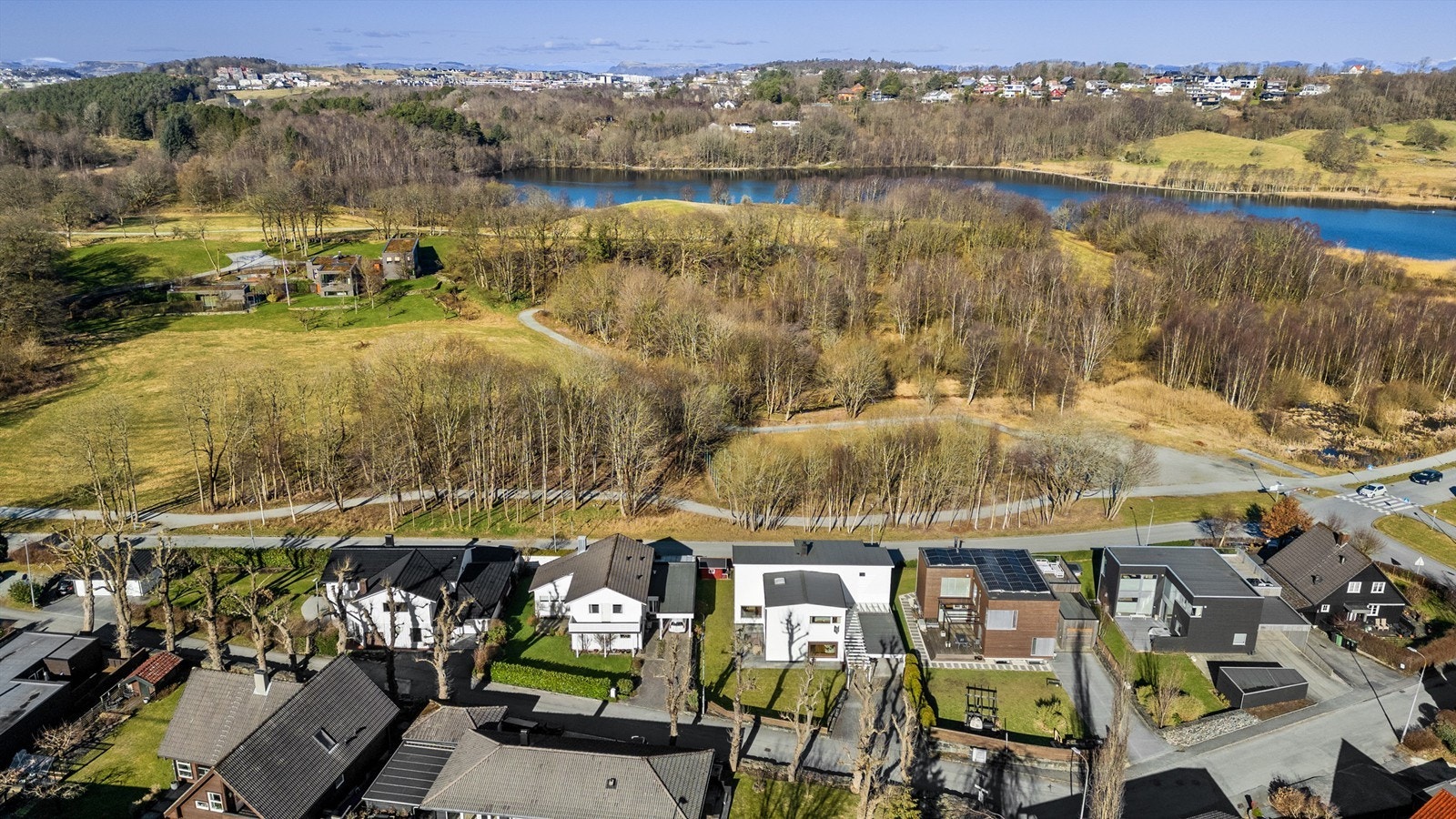 Dette er en bolig hvor man kan flytte rett inn og eventuelt gjøre egne endringer etter ønske, men uten at man må. En flott eiendom med pent uteareal og en meget attraktiv beliggenhet. Galleribilde