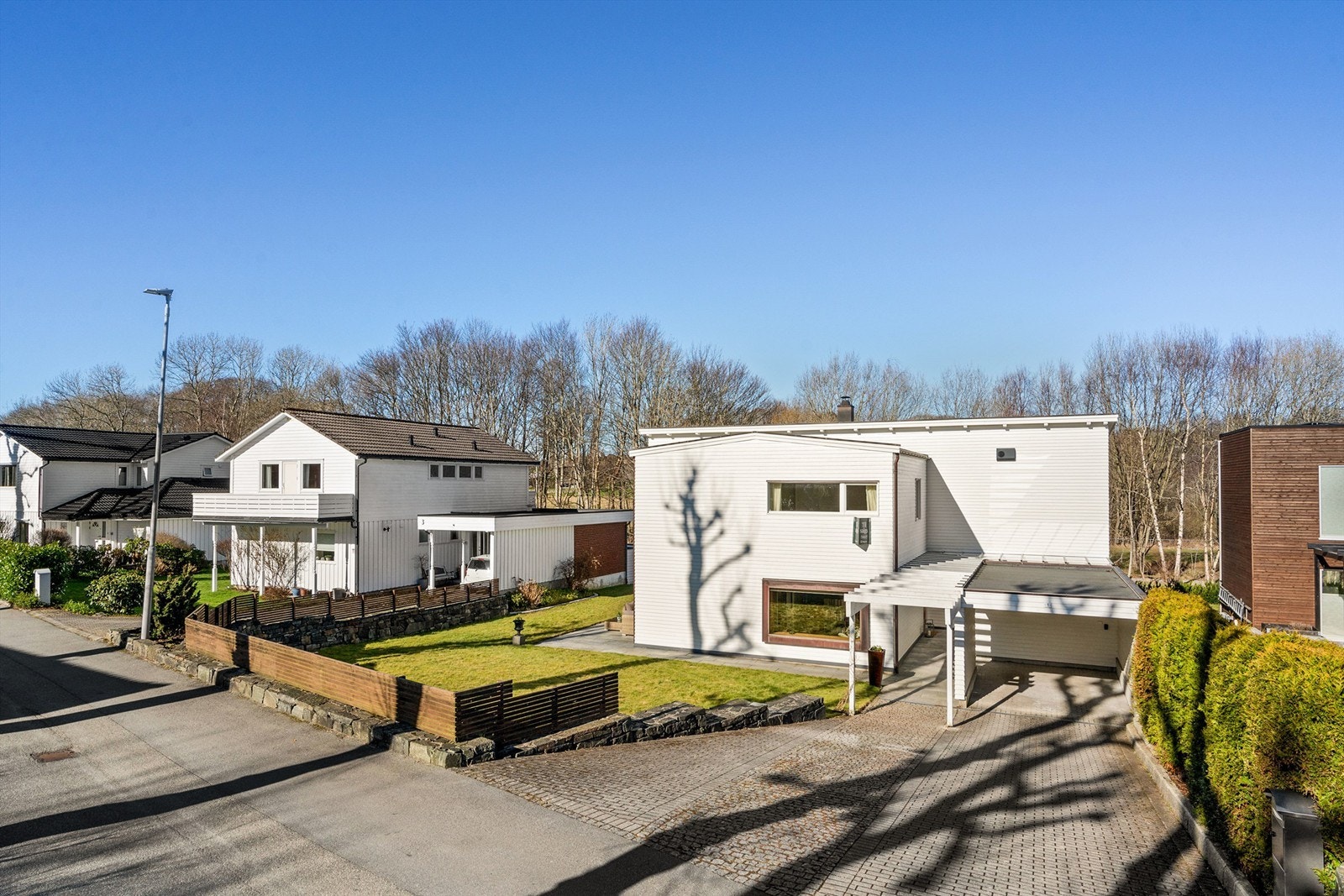 Fin tomt med gode solforhold og hage som strekker seg rundt store deler av tomten. Tomten er videre opparbeidet med belegningsstein, steinheller, diverse beplantninger og gjerde som innrammer tomten. . Galleribilde